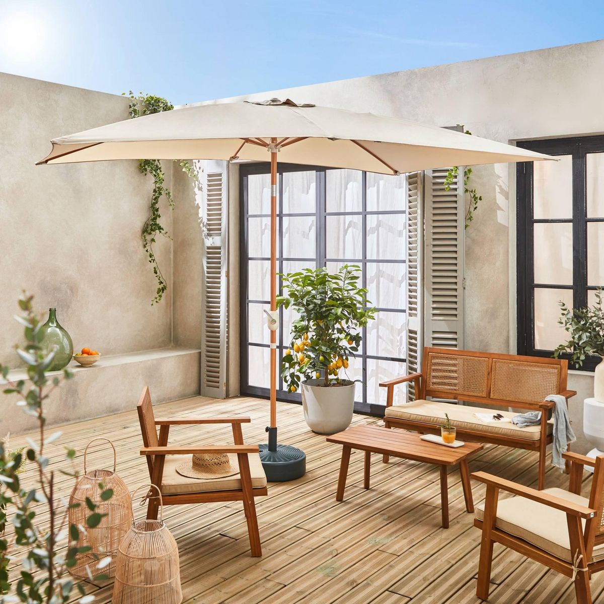 SWEEEK Parasol droit sable rectangulaire 2x3m. mât central imitation bois en aluminium orientable et manivelle d'ouverture