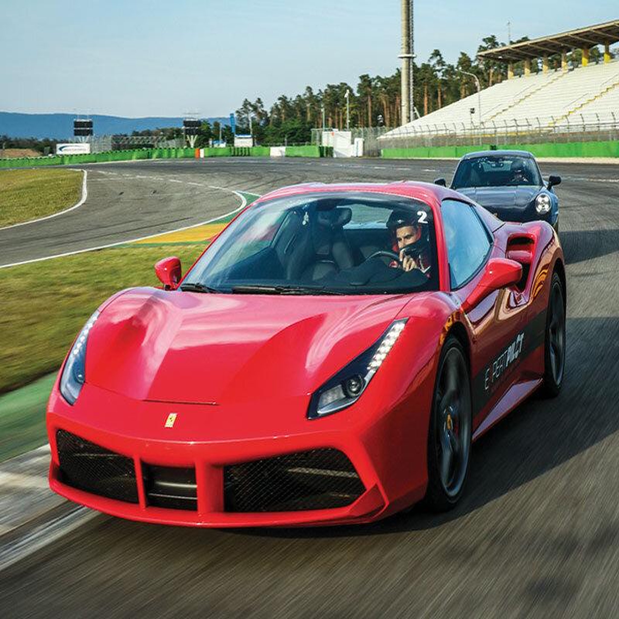 Voir la diapositive 3 : Smartbox Pilotage : 3 tours au volant d'une ferrari f488 sur le circuit de dijon-prenois - coffret cadeau sport & aventure