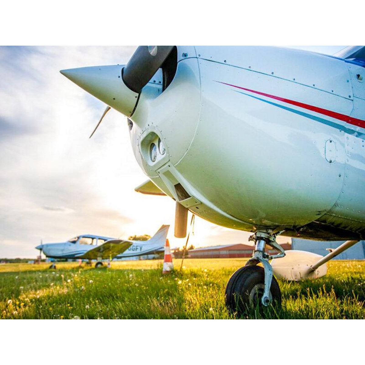 Smartbox Vol d'initiation de 20 min avec prise de commandes près de Paris - Coffret Cadeau Sport & Aventure