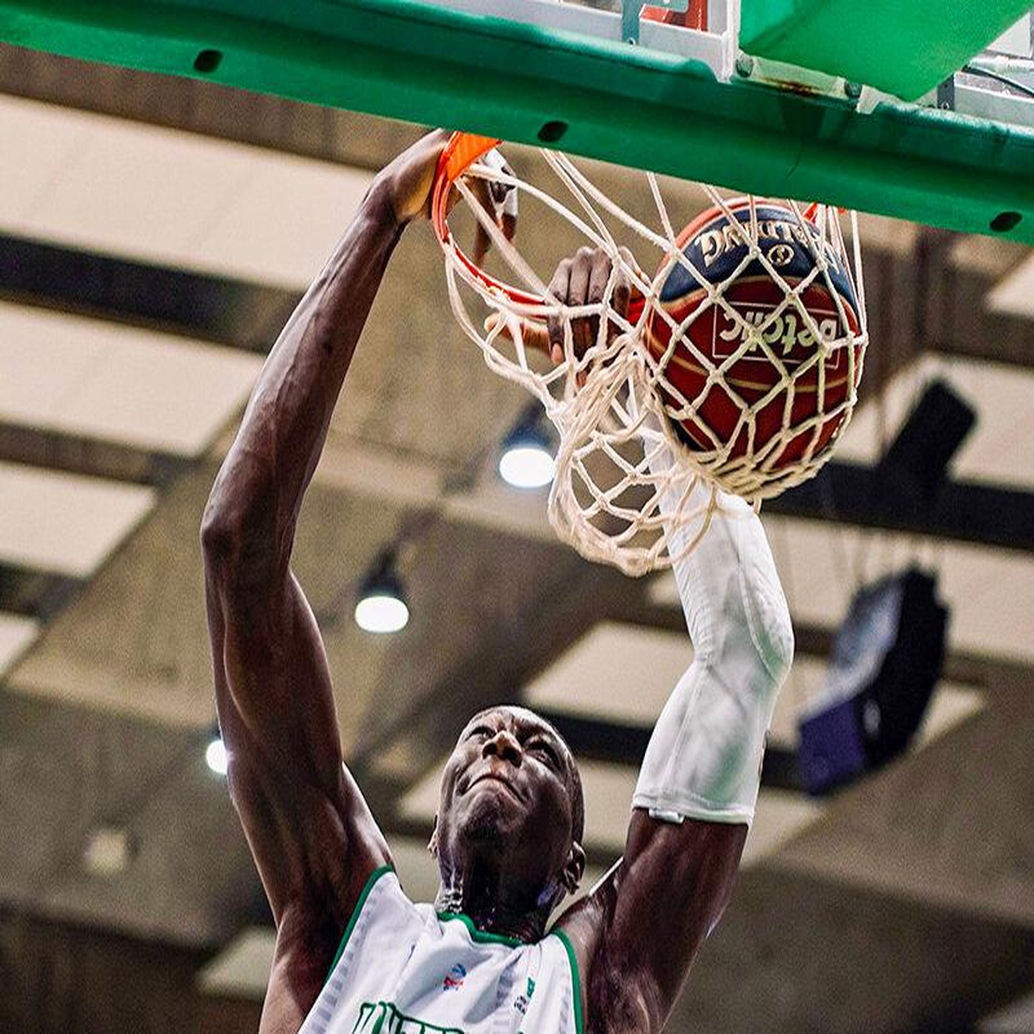 Voir la diapositive 3 : Smartbox Accès VIP pour 2 à un match de basketball du Nanterre 92 avec cocktail dînatoire et goodies - Coffret Cadeau Sport & Aventure