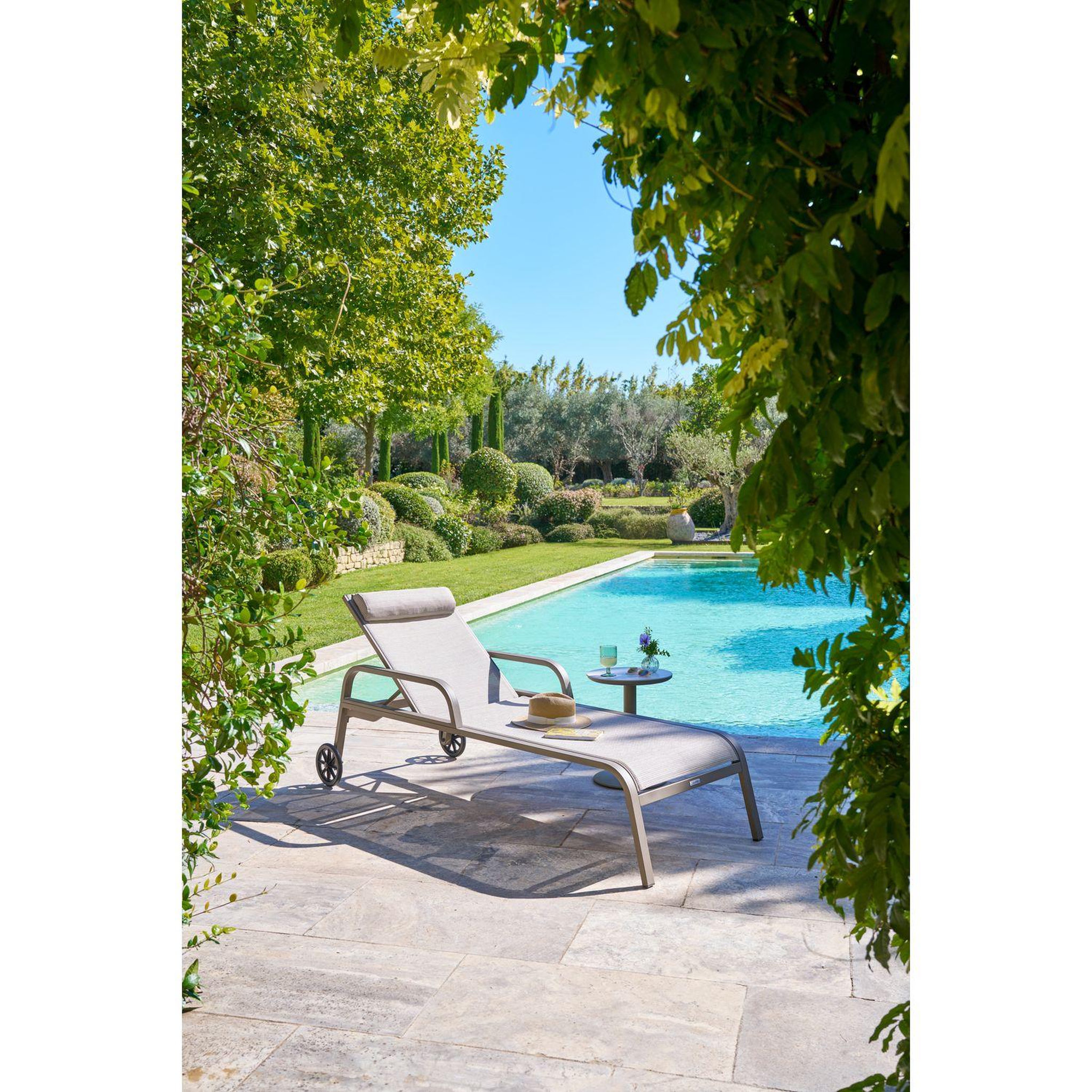 Voir la diapositive 2 : HESPERIDE Table d'appoint de jardin ronde soletia
