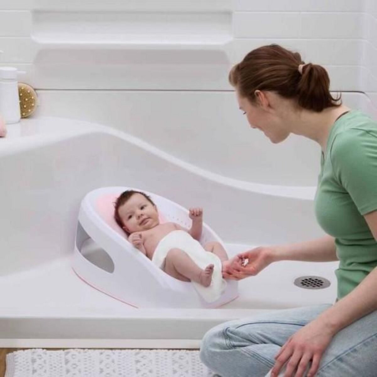MARKET24 Transat - Anneau INGENUITY  de bain bébé fille antidérapant, de 0 a 6 mois ou 9kg, transat perforé pour laisser couler l'eau, Rose