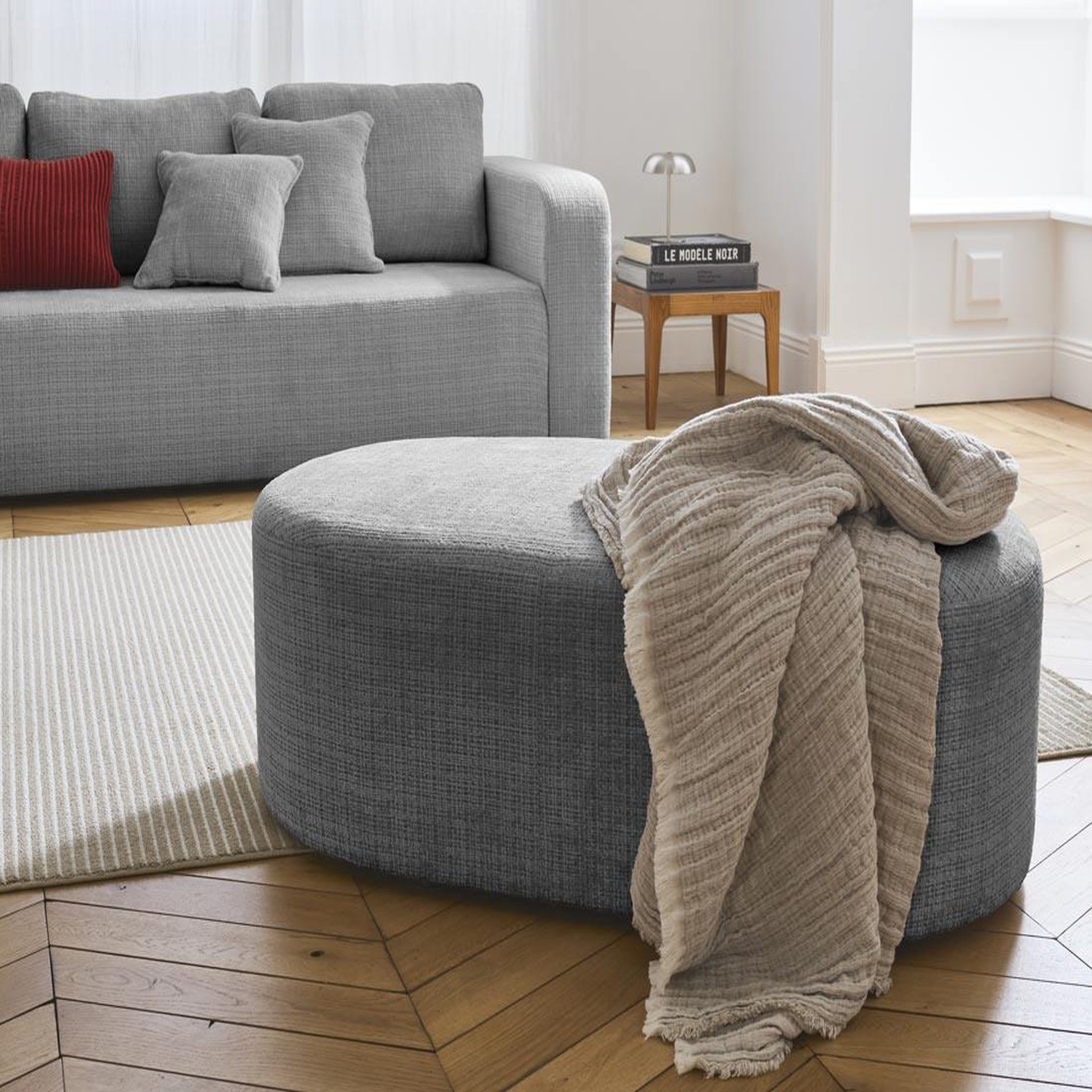 Voir la diapositive 1 : BEST MOBILIER Miro - pouf en velours texturé