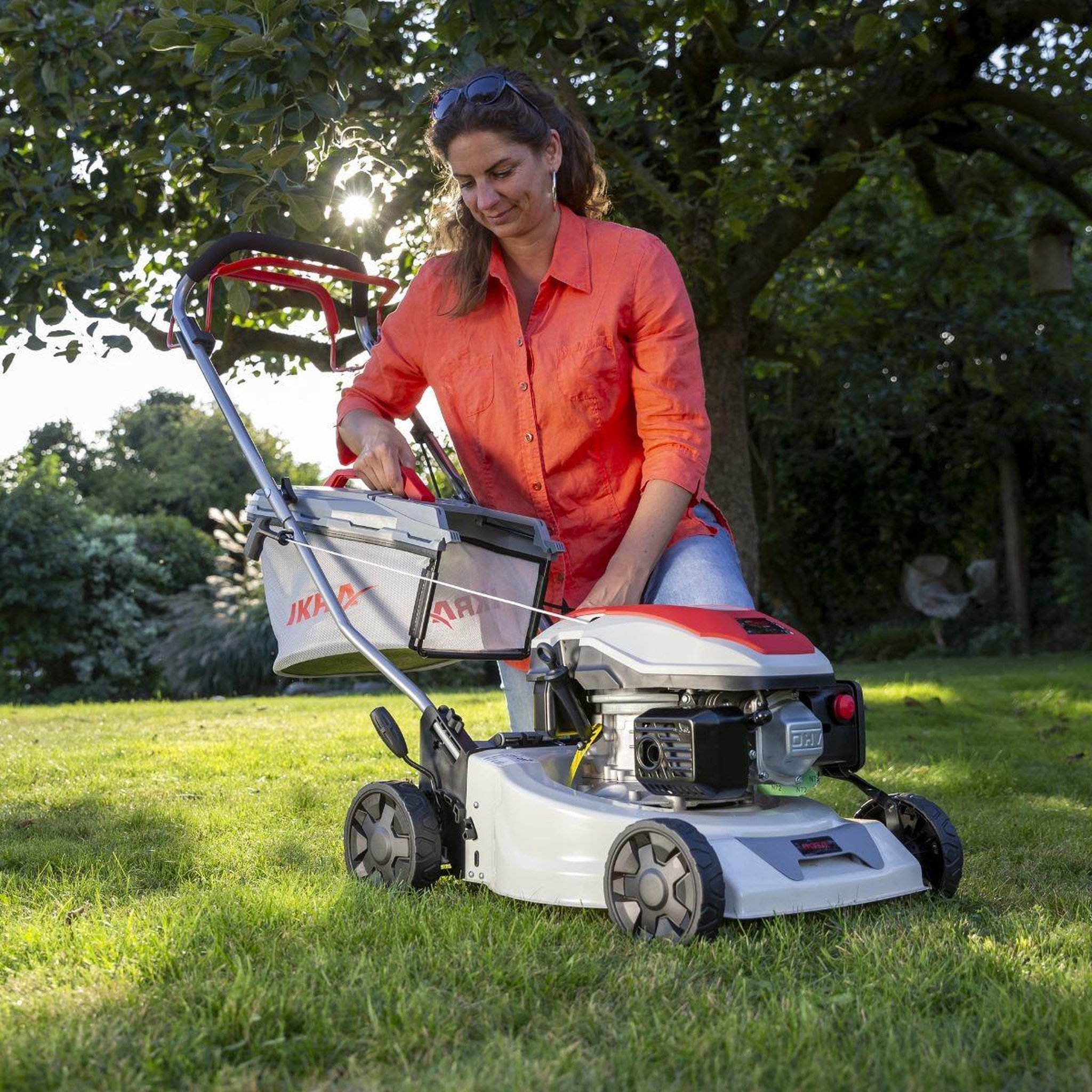 Voir la diapositive 4 : Ikra Tondeuse à gazon autotractée 1000m2 - 3,5CV 145Cm3 Coupe 41.8cm Mulching Moteur 4T Bac 40L IKRA