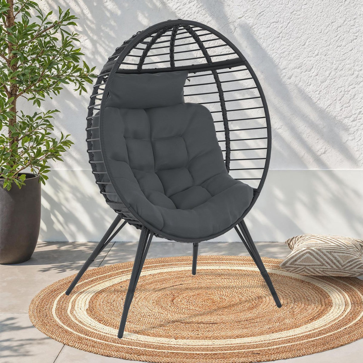 ID MARKET Fauteuil œuf sur pied ajouré gris effet rotin avec coussin gris