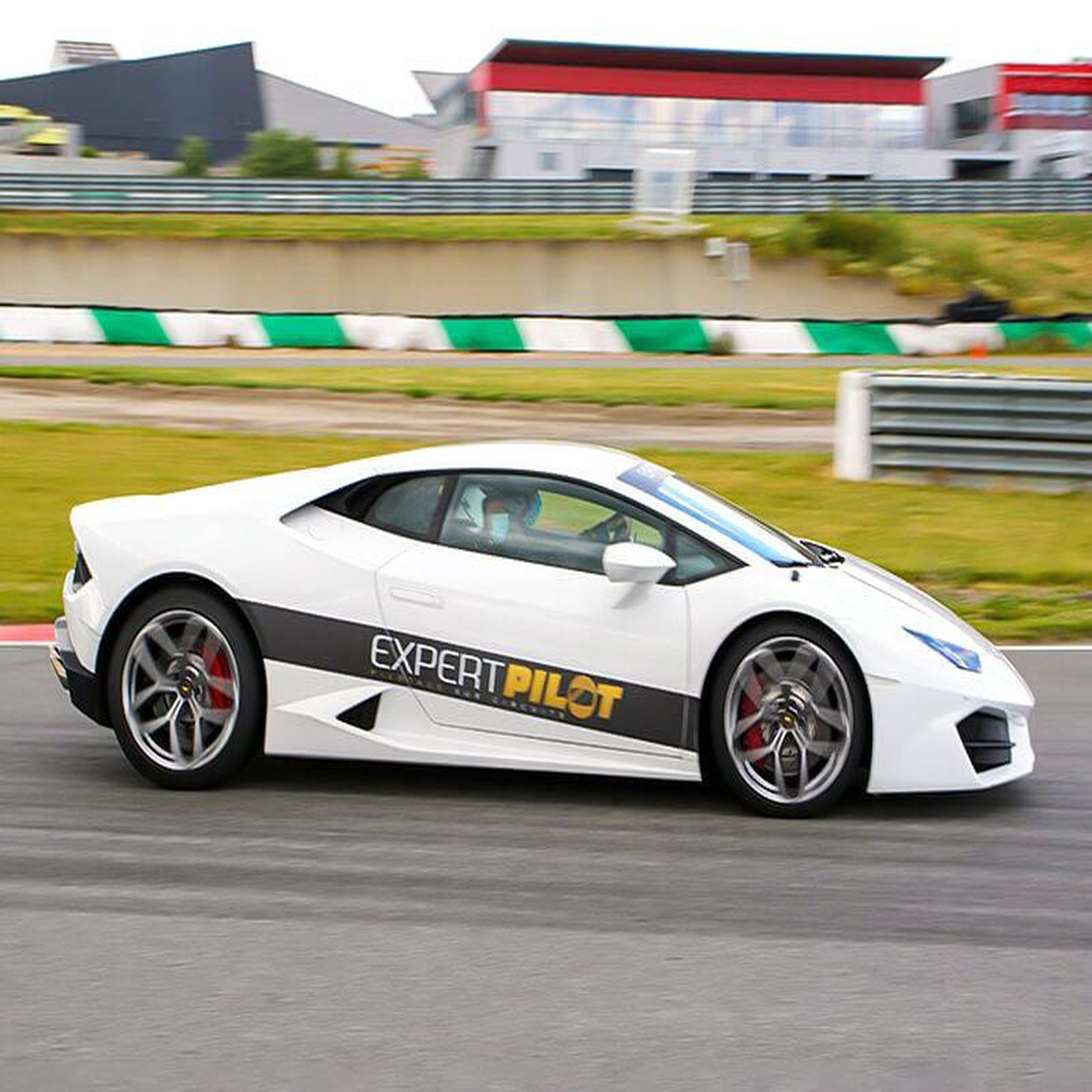Voir la diapositive 4 : Smartbox 3 tours de circuit au volant d'une ferrari, lamborghini huracan ou porsche - coffret cadeau sport & aventure