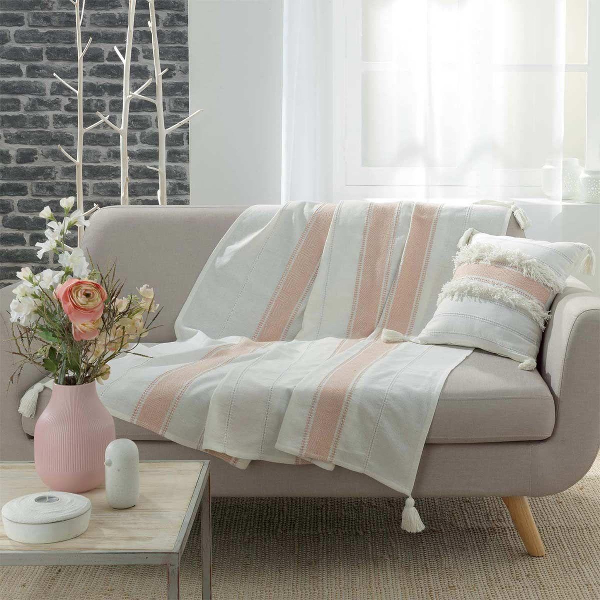 Voir la diapositive 3 : Douceur d'Intérieur Coussin déco à pompons  indira  40x40cm rose
