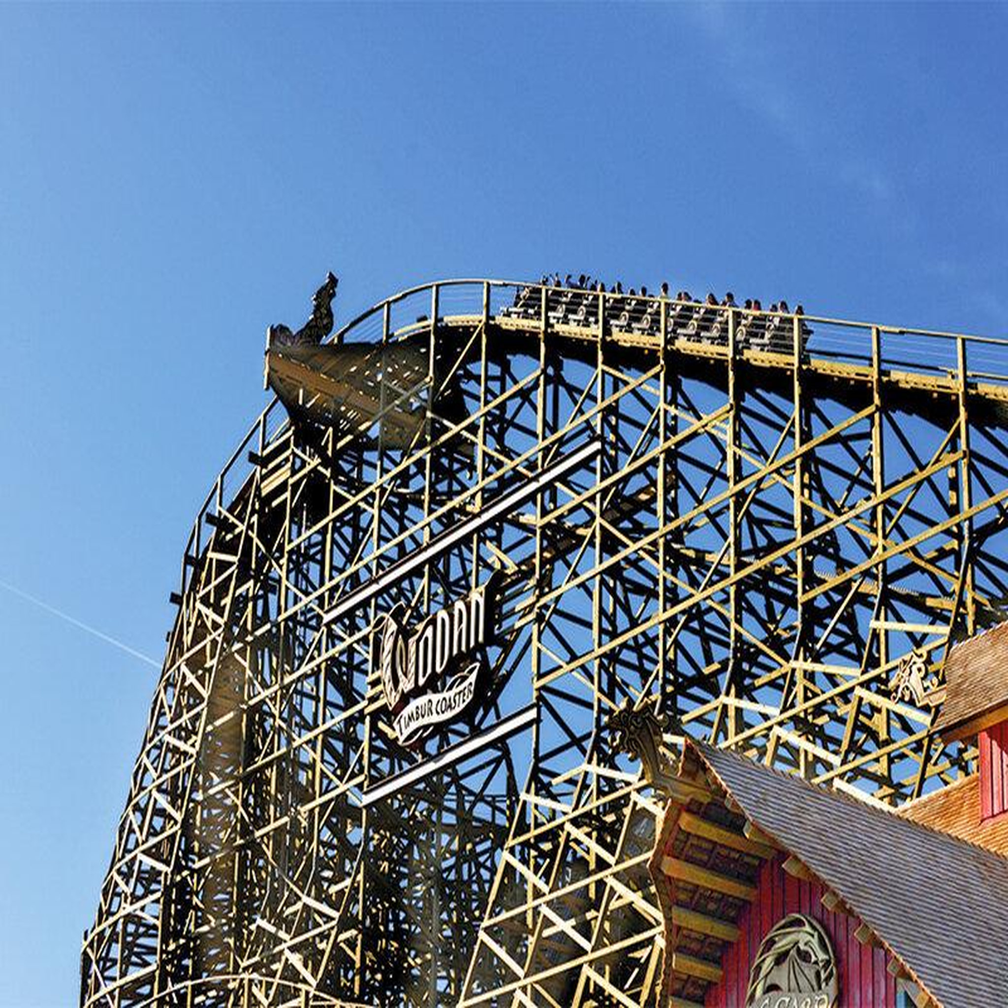 Voir la diapositive 4 : Smartbox Europa-Park 2025 en famille : 1 entrée adulte et 1 entrée enfant pour une journée en basse saison - Coffret Cadeau Sport & Aventure