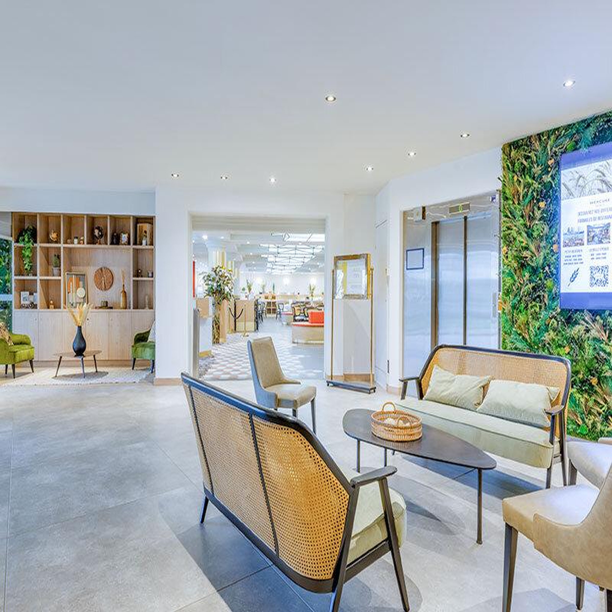 Voir la diapositive 4 : Smartbox Séjour de 3 jours en hôtel mercure  4* avec apéritif et verre de vin près de lyon - coffret cadeau séjour