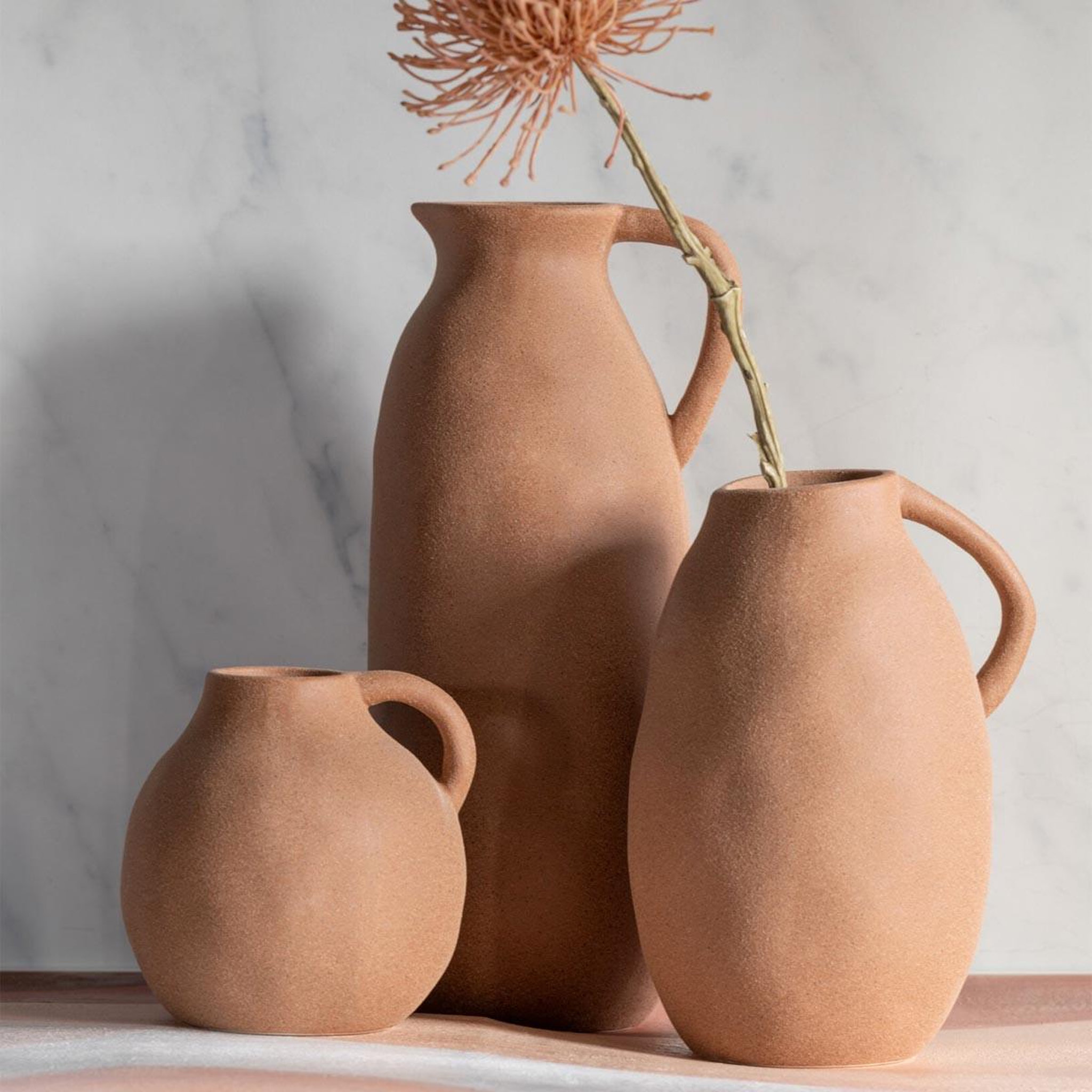 Voir la diapositive 2 : J-LINE Vase design en céramique  cruche  37cm marron