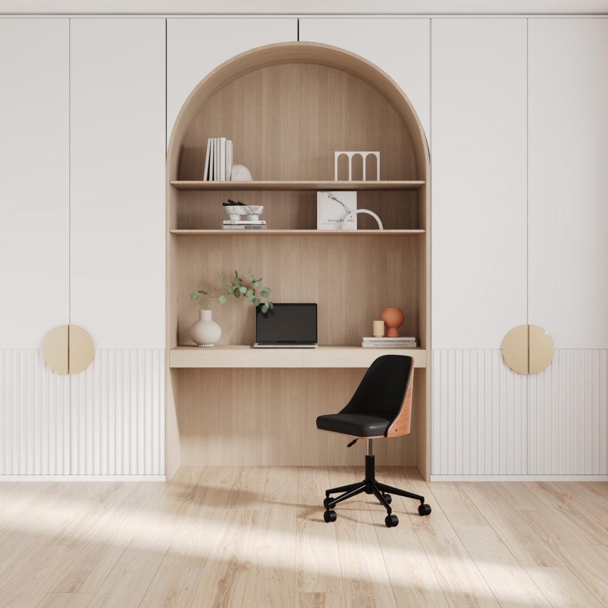 Rendez vous déco Chaise de bureau pivotante sur roulettes en bois foncé et PU noir - Georges