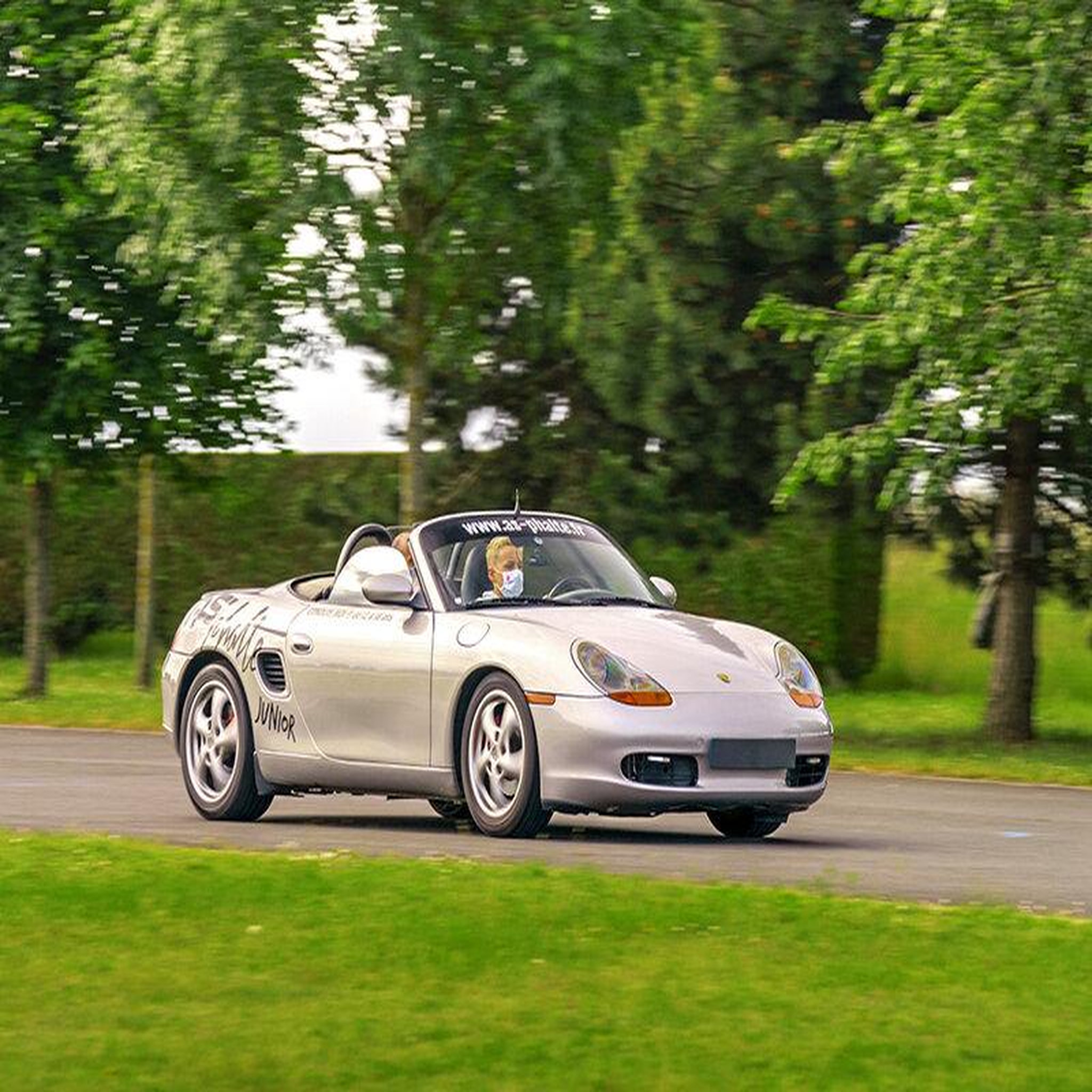 Voir la diapositive 3 : Smartbox Pilotage pour enfant : 5 tours en Porsche Boxster - Coffret Cadeau Sport & Aventure