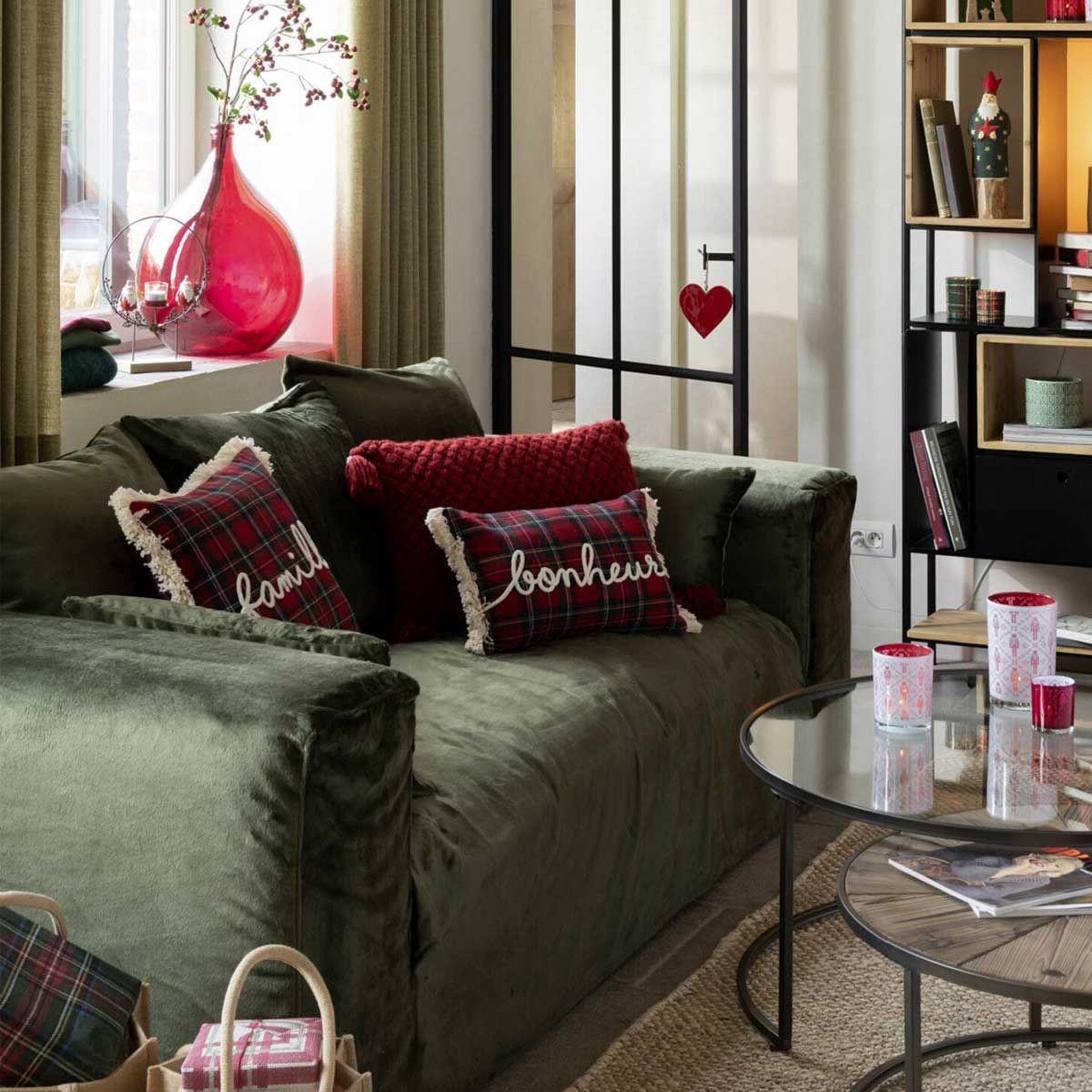 Voir la diapositive 4 : J-LINE Coussin déco à carreaux  famille  45x45cm rouge