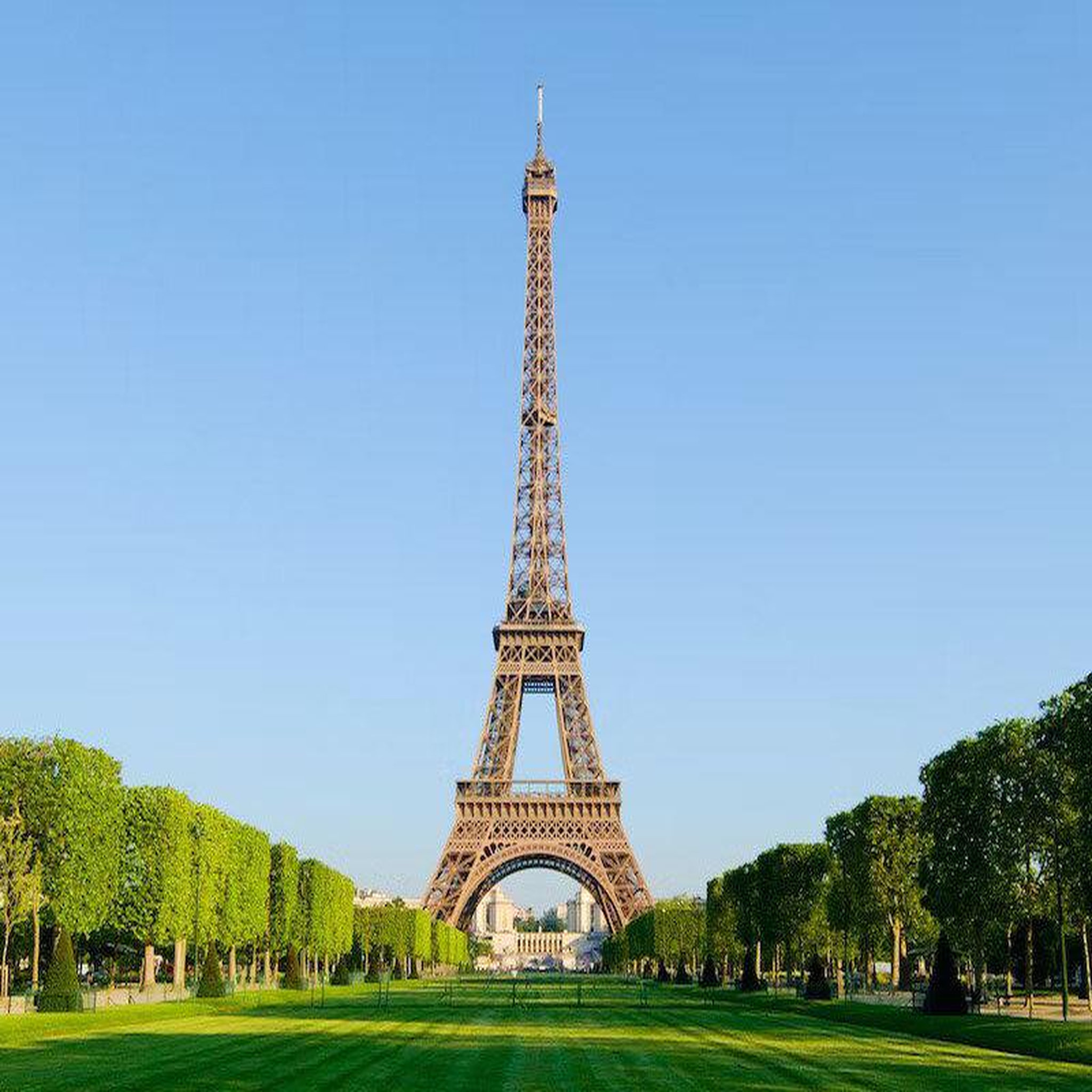 Voir la diapositive 4 : Smartbox Accès au sommet de la tour eiffel avec billet coupe-file et audio-guide pour 1 adulte - coffret cadeau sport & aventure