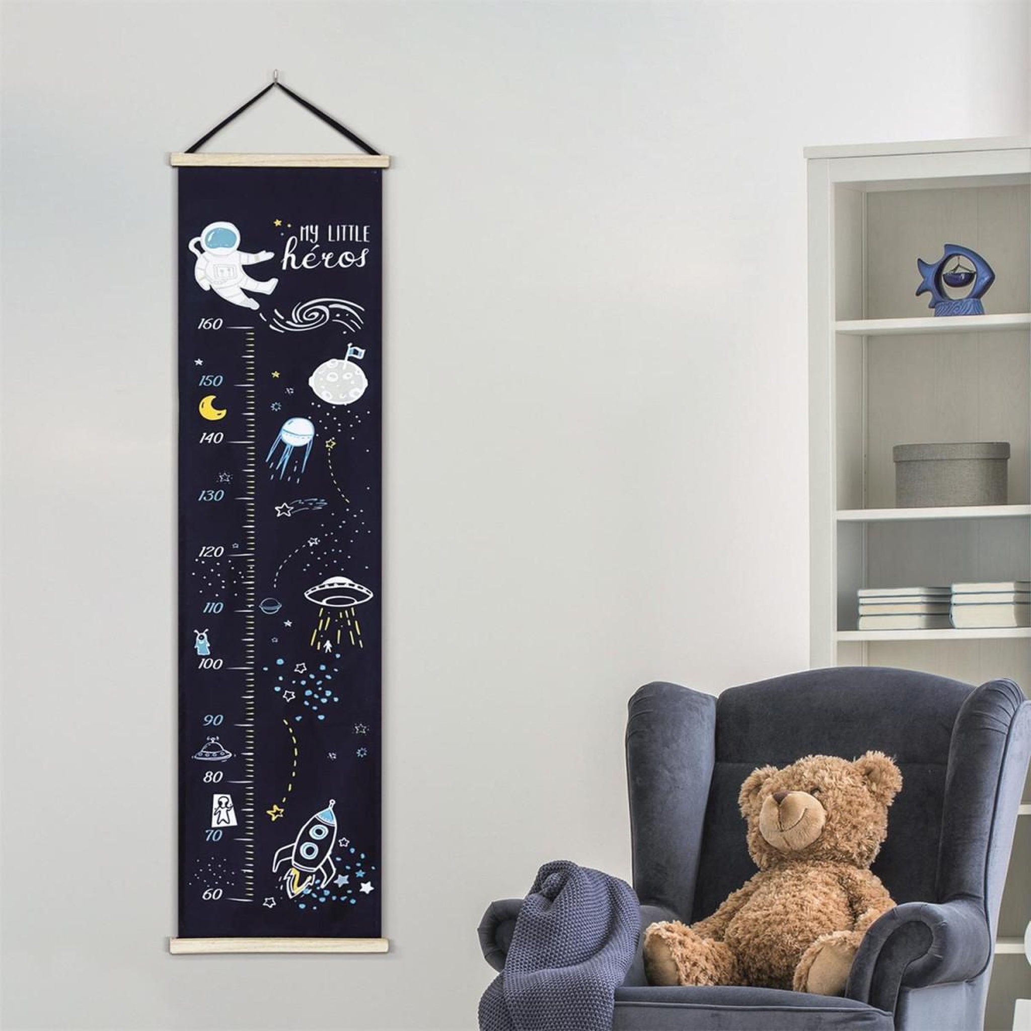 Voir la diapositive 4 : HOME DECO KIDS Toise à motifs  my little héros  146cm noir & blanc
