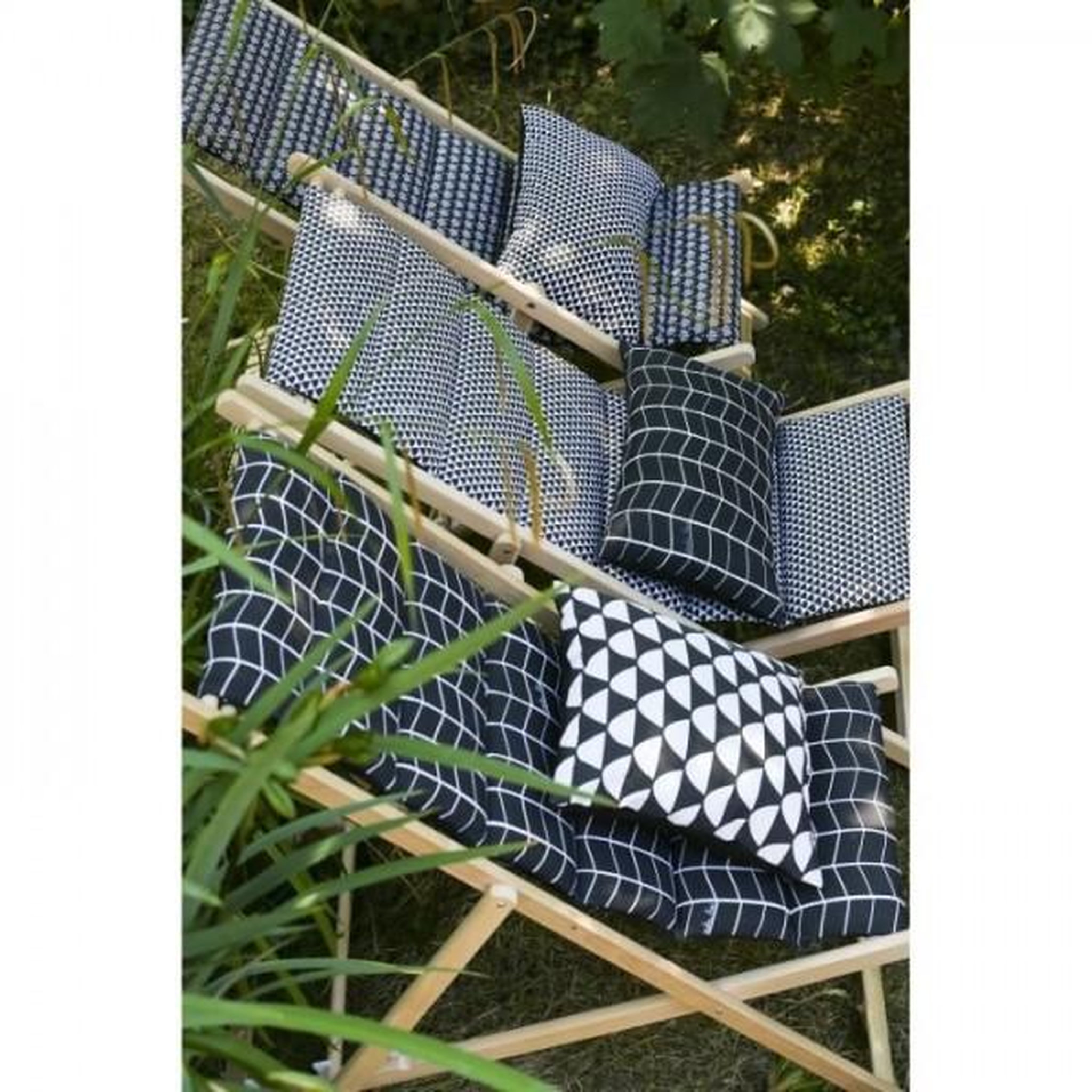 Voir la diapositive 2 : Jardin prive Transat JARDIN PRIVE Chilienne matelassée Helsinki - Toile amovible - Structure en bois massif - Noir et blanc