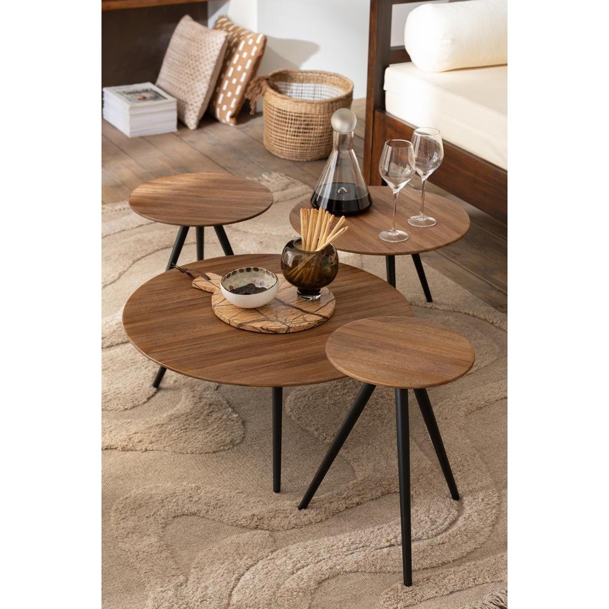 Voir la diapositive 5 : J-LINE Lot de 4 tables basses en bois  teck  70cm naturel
