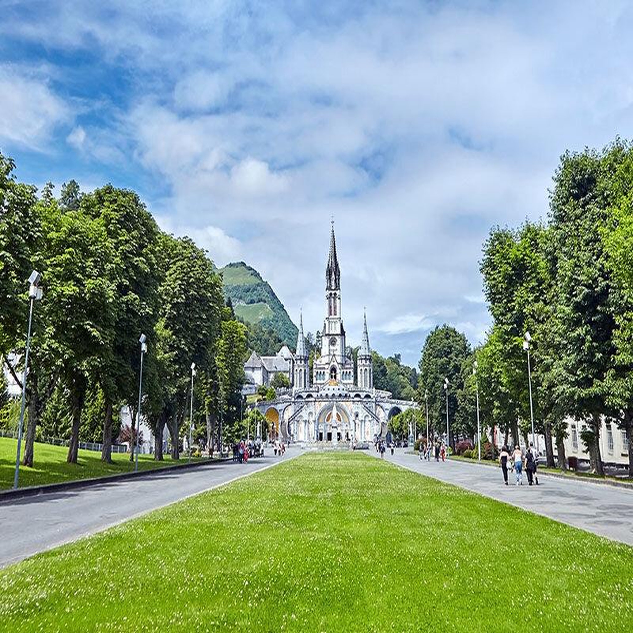 Voir la diapositive 4 : Smartbox Visite guidée du sanctuaire notre-dame de lourdes - coffret cadeau multi-thèmes