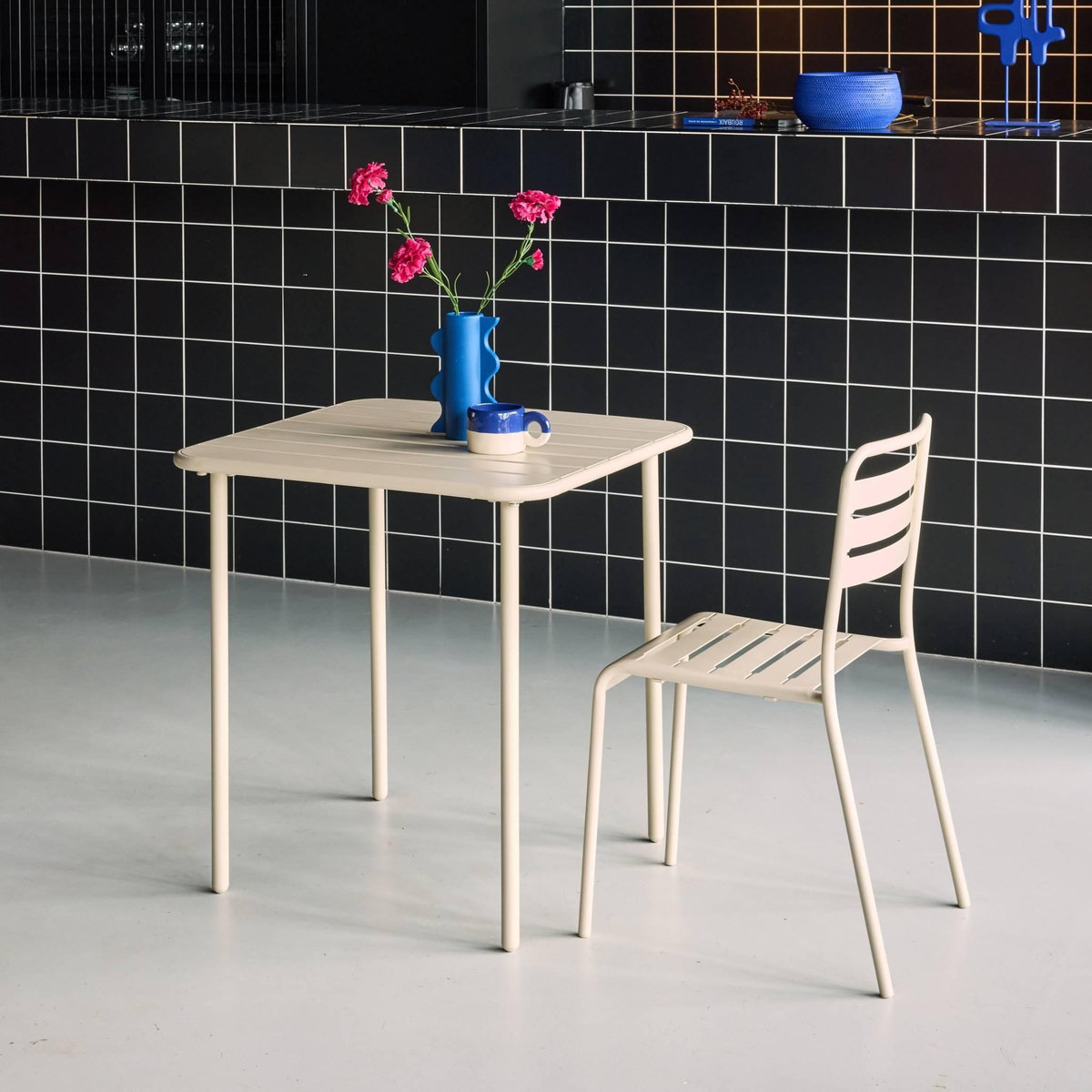 SWEEEK Table de jardin métal 2 places, Amelia 70 x 70cm