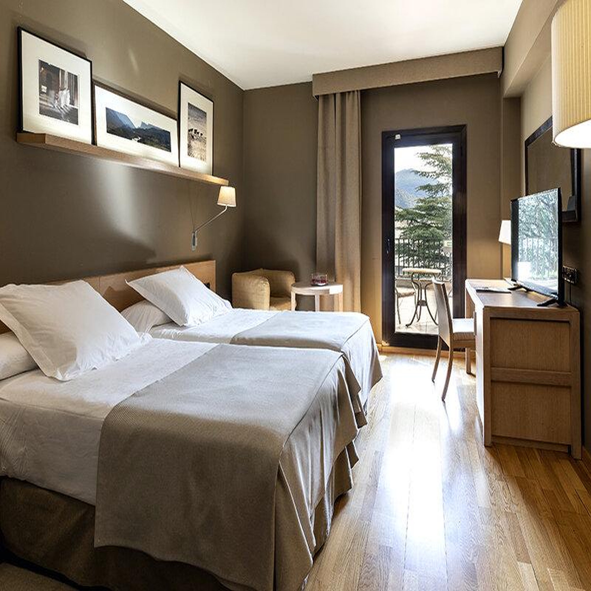 Voir la diapositive 2 : Smartbox Séjour en espagne : 3 jours avec petits-déjeuners dans un parador 4* en duo - coffret cadeau séjour