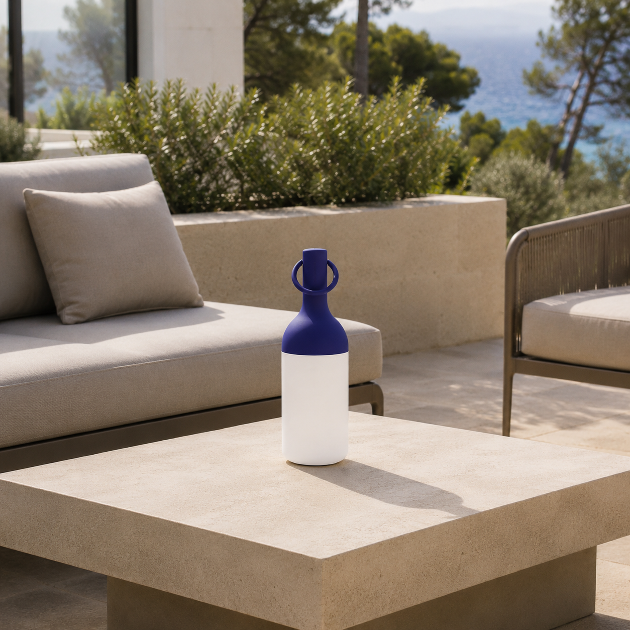 Voir la diapositive 2 : MAISON PAVANE Lampe nomade en plastique bleu-Elo