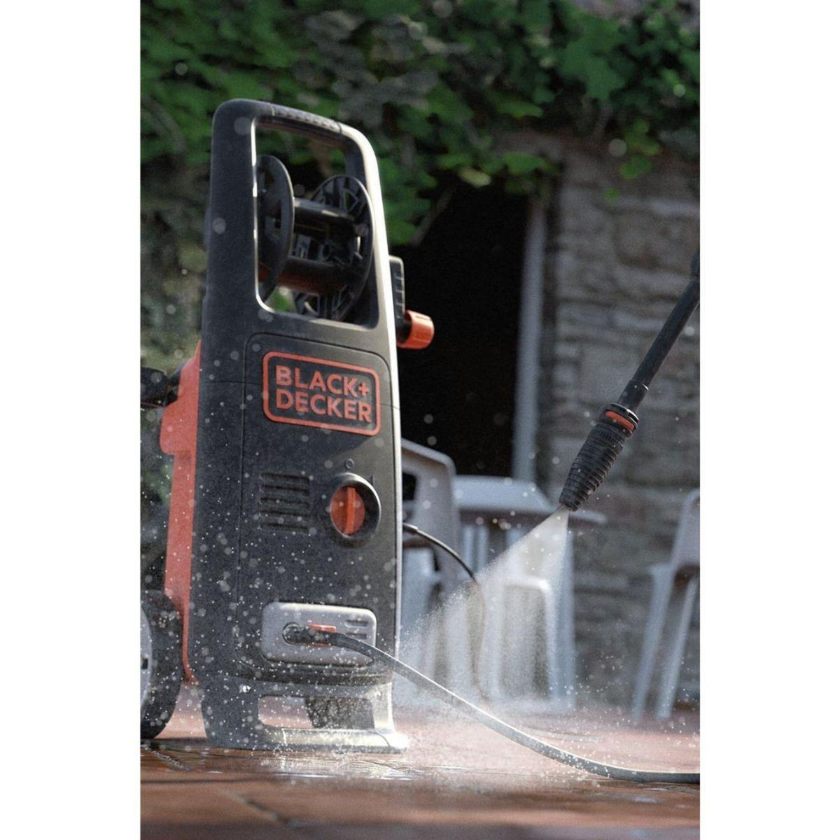 Black et Decker Nettoyeur Haute Pression 2000W 140 Bar 440 L/h Patio cleaner et brosse fixe Black+Decker