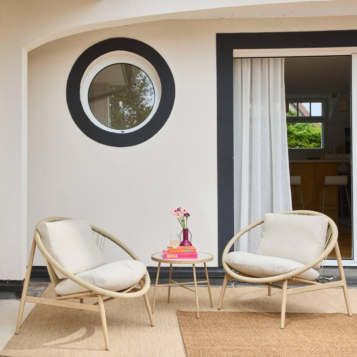 SWEEEK Set de 2 fauteuils de jardin avec table acier et rotin beige. 79x92x79cm - Narola