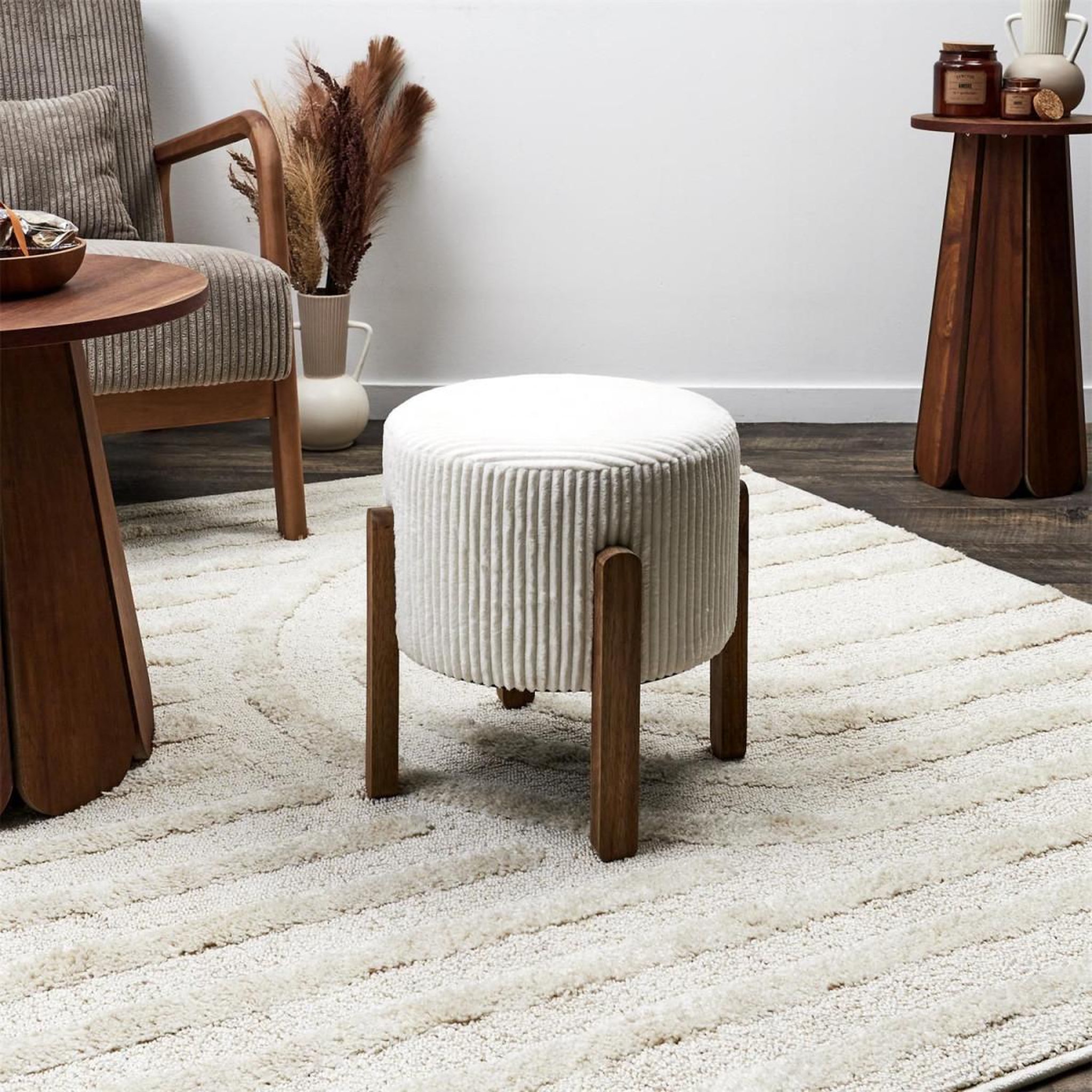Voir la diapositive 4 : The Home Deco Factory Tabouret côtelé rond  scott  35cm beige