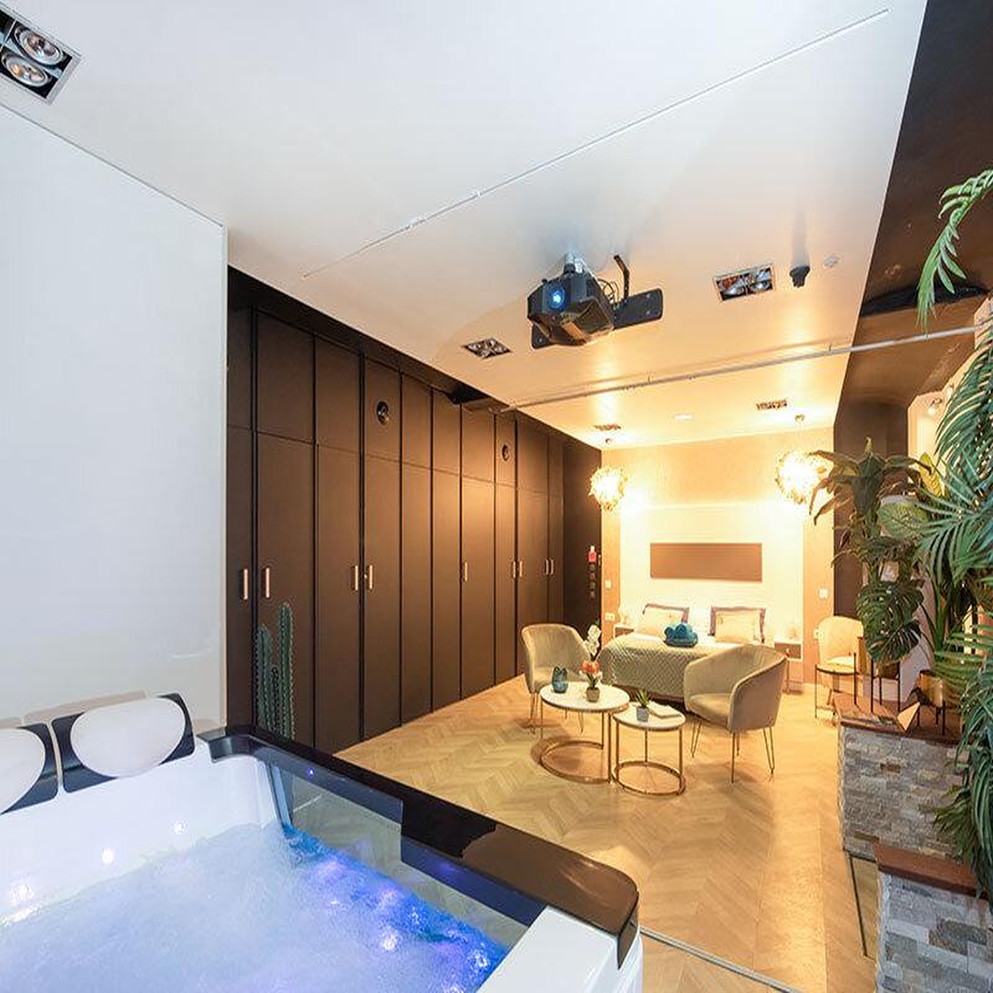 Voir la diapositive 2 : Smartbox 2 jours en suite avec bain bouillonnant privé et massage d'1h30 à nîmes - coffret cadeau séjour