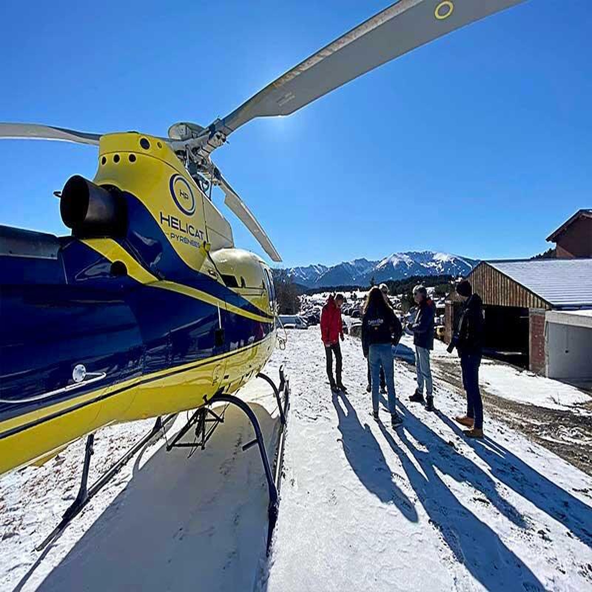 Voir la diapositive 2 : Smartbox Saut en parachute tandem à font-romeu dans les pyrénées - coffret cadeau sport & aventure