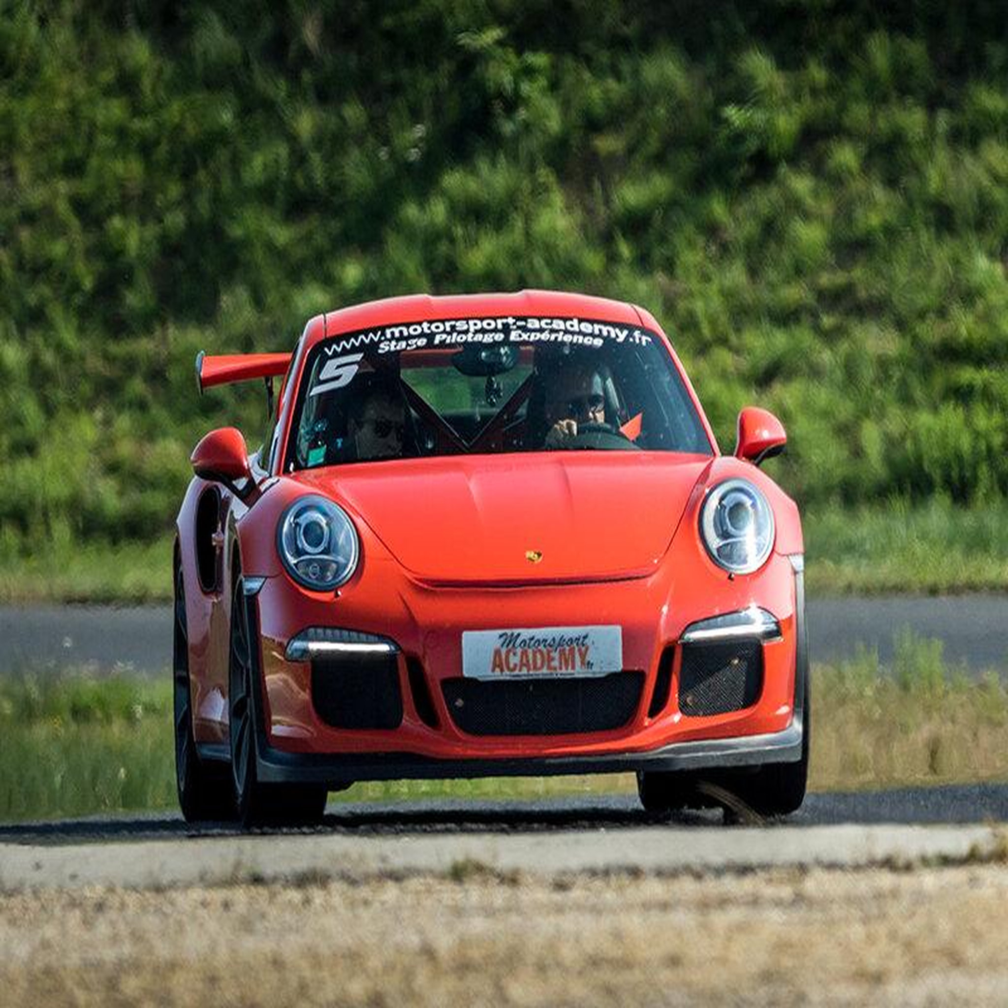 Voir la diapositive 3 : Smartbox Stage de pilotage : 2 tours en Alpine ou en Porsche sur le circuit de Magny Cours - Coffret Cadeau Sport & Aventure