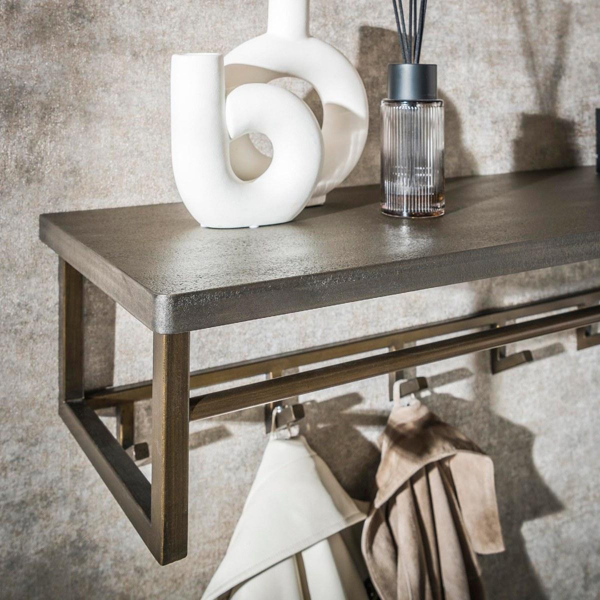 Voir la diapositive 3 : JLC KREATION Portemanteau industriel en métal bronzo 6 crochets étagère