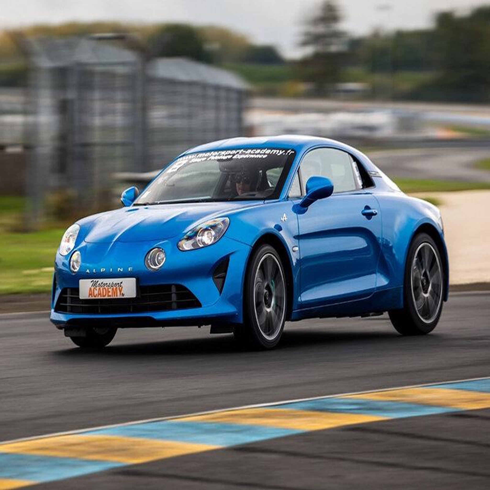 Voir la diapositive 2 : Smartbox Stage de pilotage : 2 tours en Alpine ou en Porsche sur le circuit de Magny Cours - Coffret Cadeau Sport & Aventure