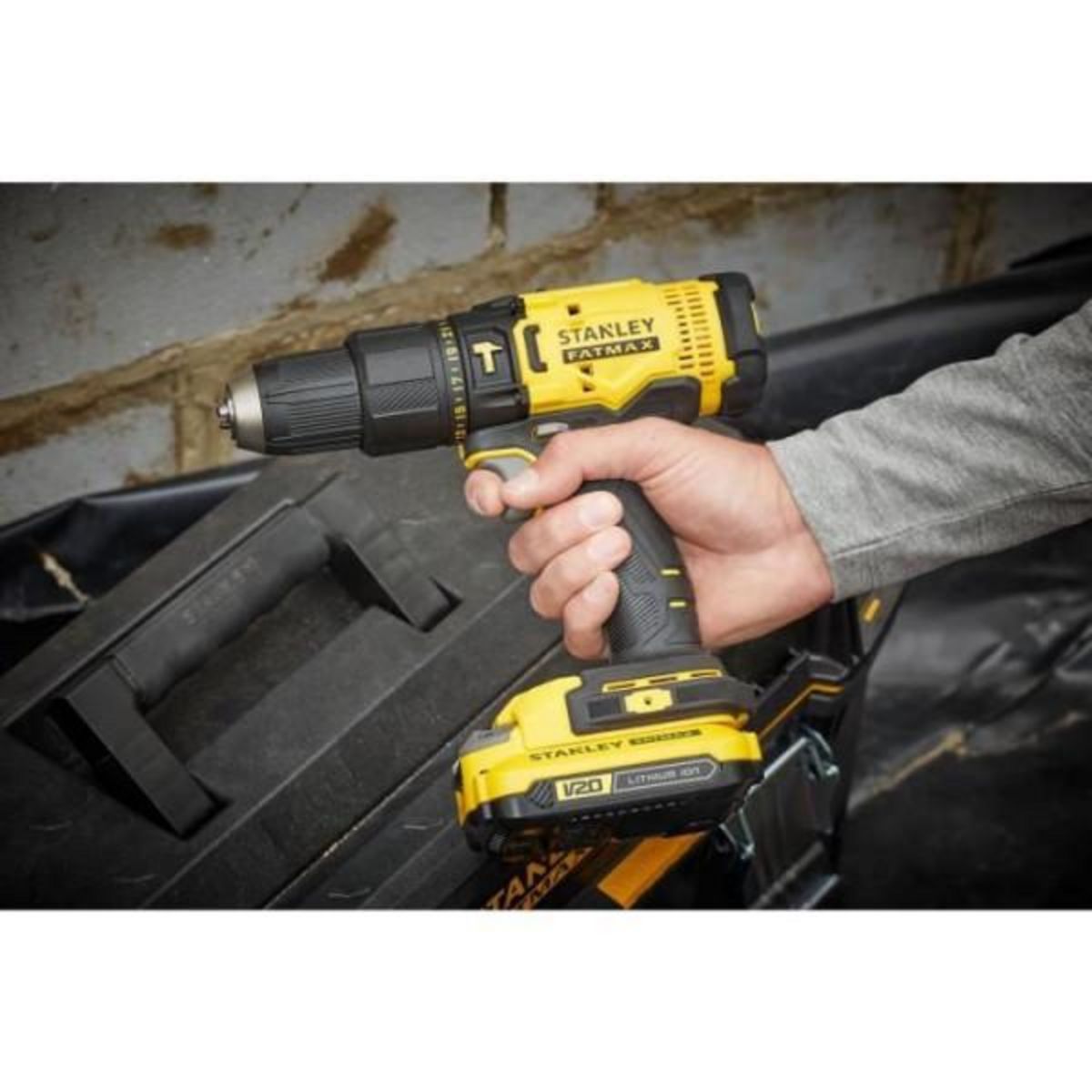 Stanley Perceuse visseuse a percussion 50 Nm - Lithium 18V - 2 Batteries 2Ah - STANLEY FATMAX V20 - SFMCD711D22-QW