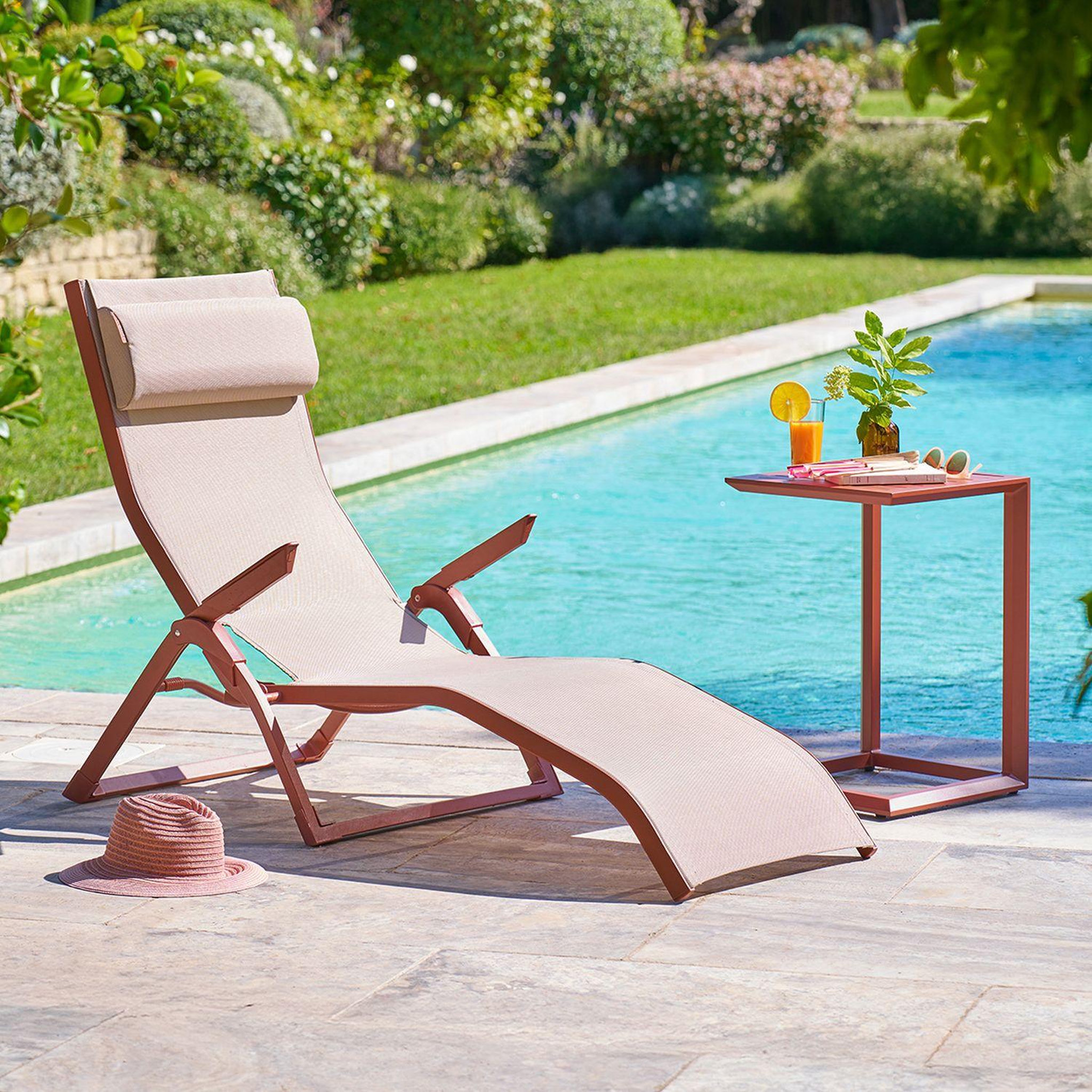 Voir la diapositive 2 : HESPERIDE Table d'appoint de jardin carrée evasion