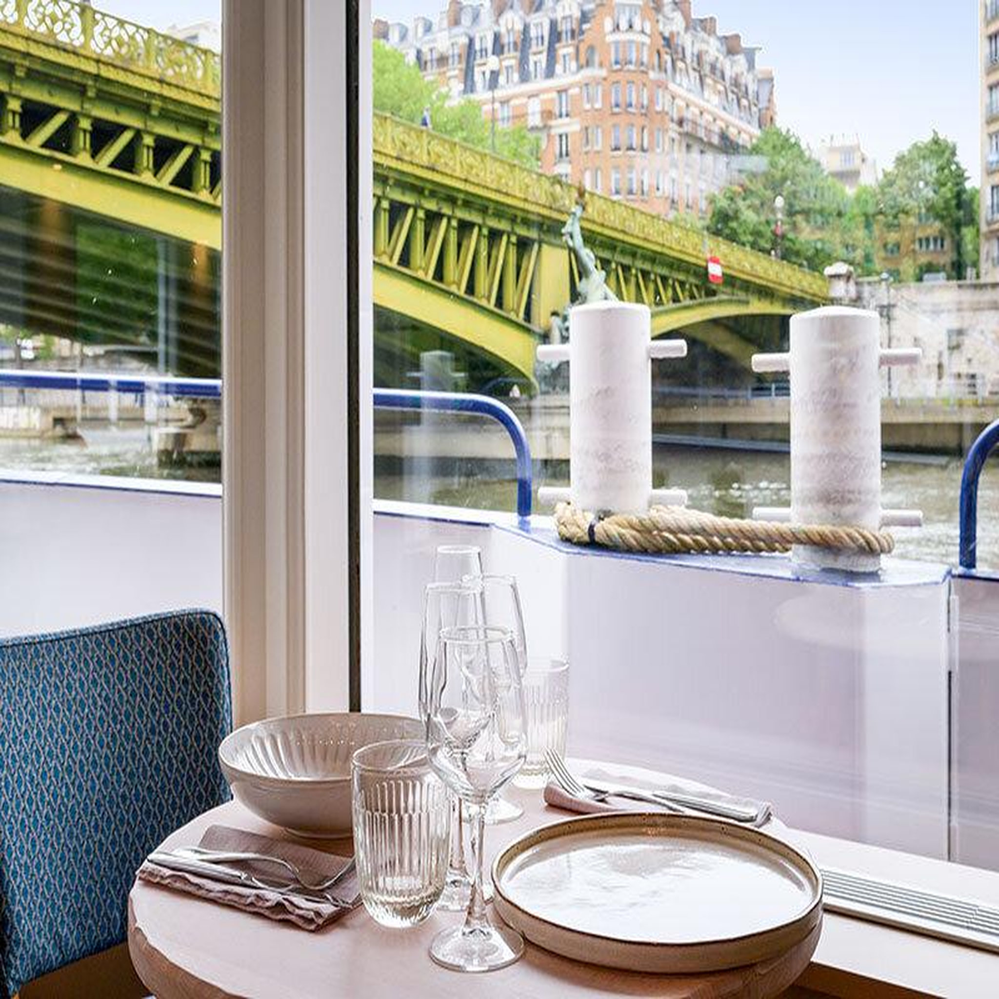 Voir la diapositive 3 : Smartbox Croisière sur la Seine : 1h45 avec dîner à bord du Capitaine Fracasse - Coffret Cadeau Gastronomie