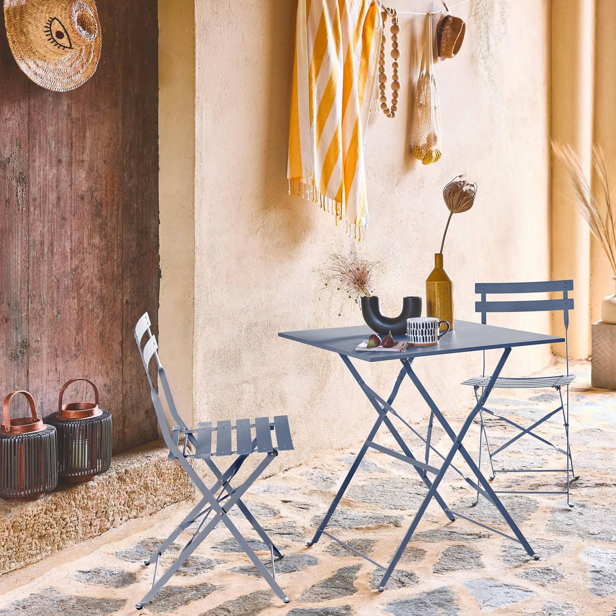 SWEEEK Table de jardin bistrot pliante métal + 2 assises bleu grisé 70 x 70cm. acier thermolaqué