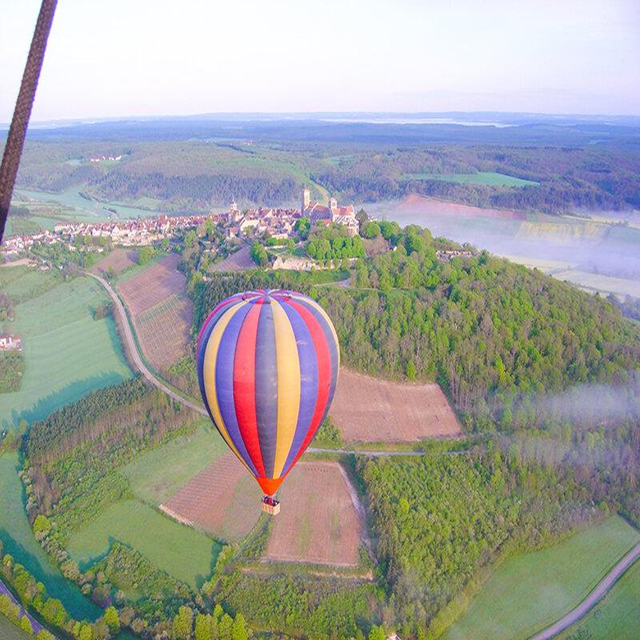 Voir la diapositive 3 : Smartbox Vol en montgolfière pour 2 au-dessus des vignobles de bourgogne en semaine - coffret cadeau sport & aventure