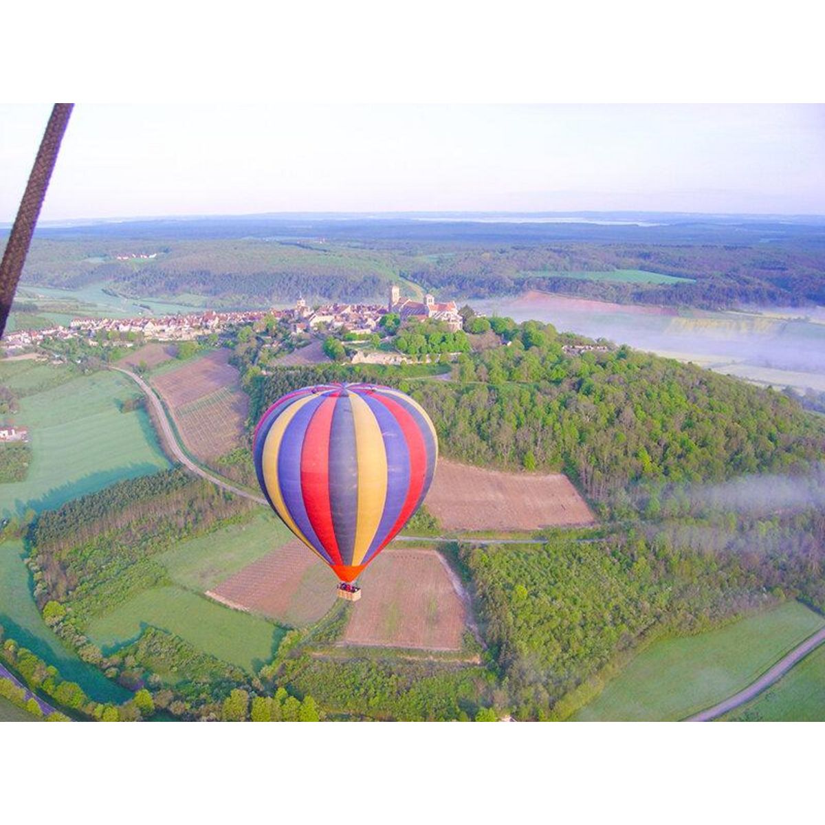 Smartbox Vol en montgolfière pour 2 au-dessus des vignobles de Bourgogne en semaine - Coffret Cadeau Sport & Aventure