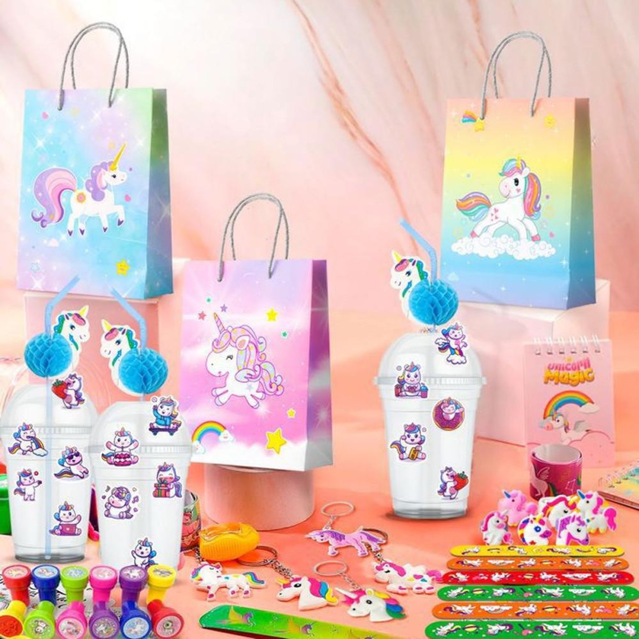 Voir la diapositive 2 : Kit décoration anniversaire licorne avec bracelets claque, sacs, bagues, porte-clés, tampons et autocollants