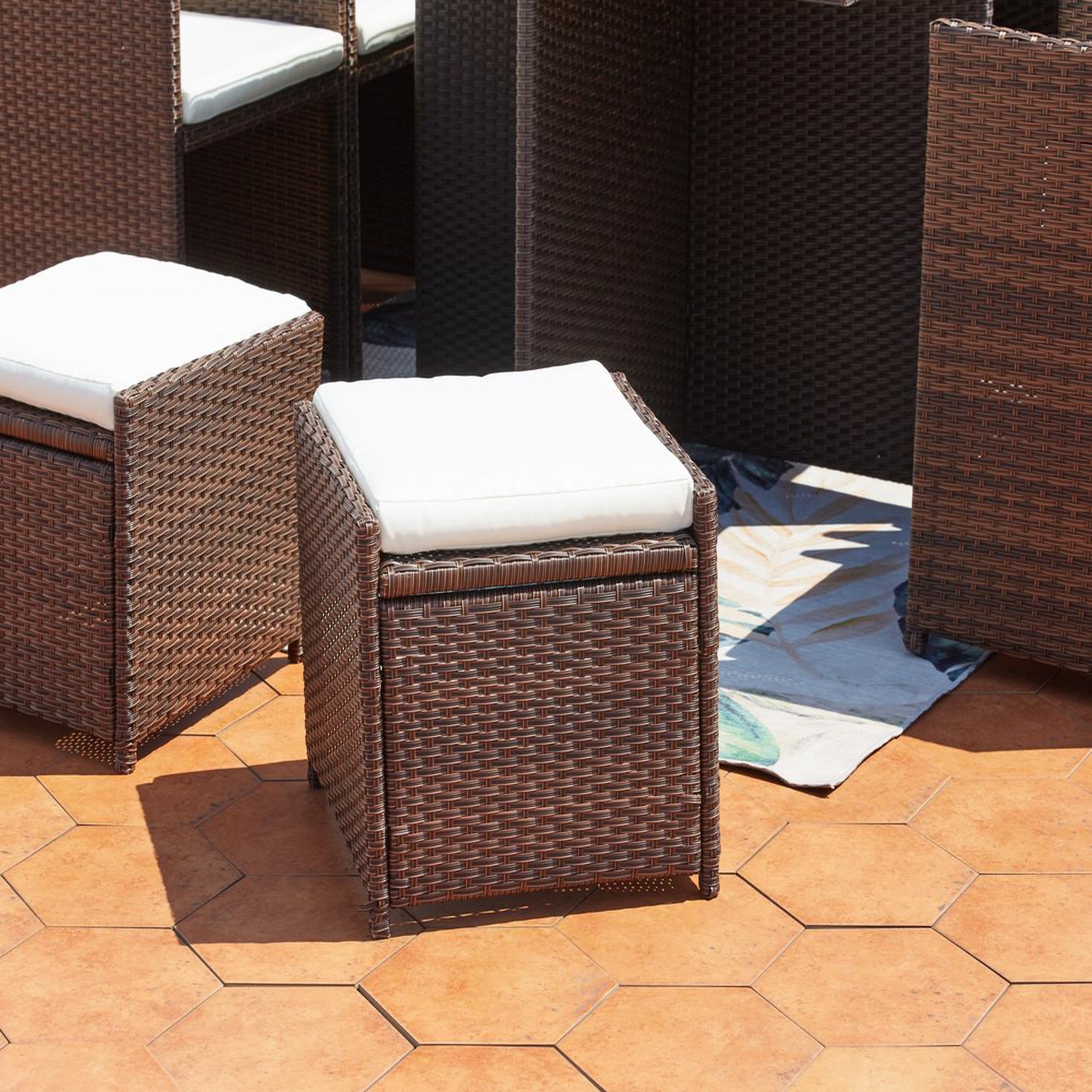 Voir la diapositive 5 : CONCEPT USINE Table et chaises 10 places encastrables résine marron-blanc MIAMI