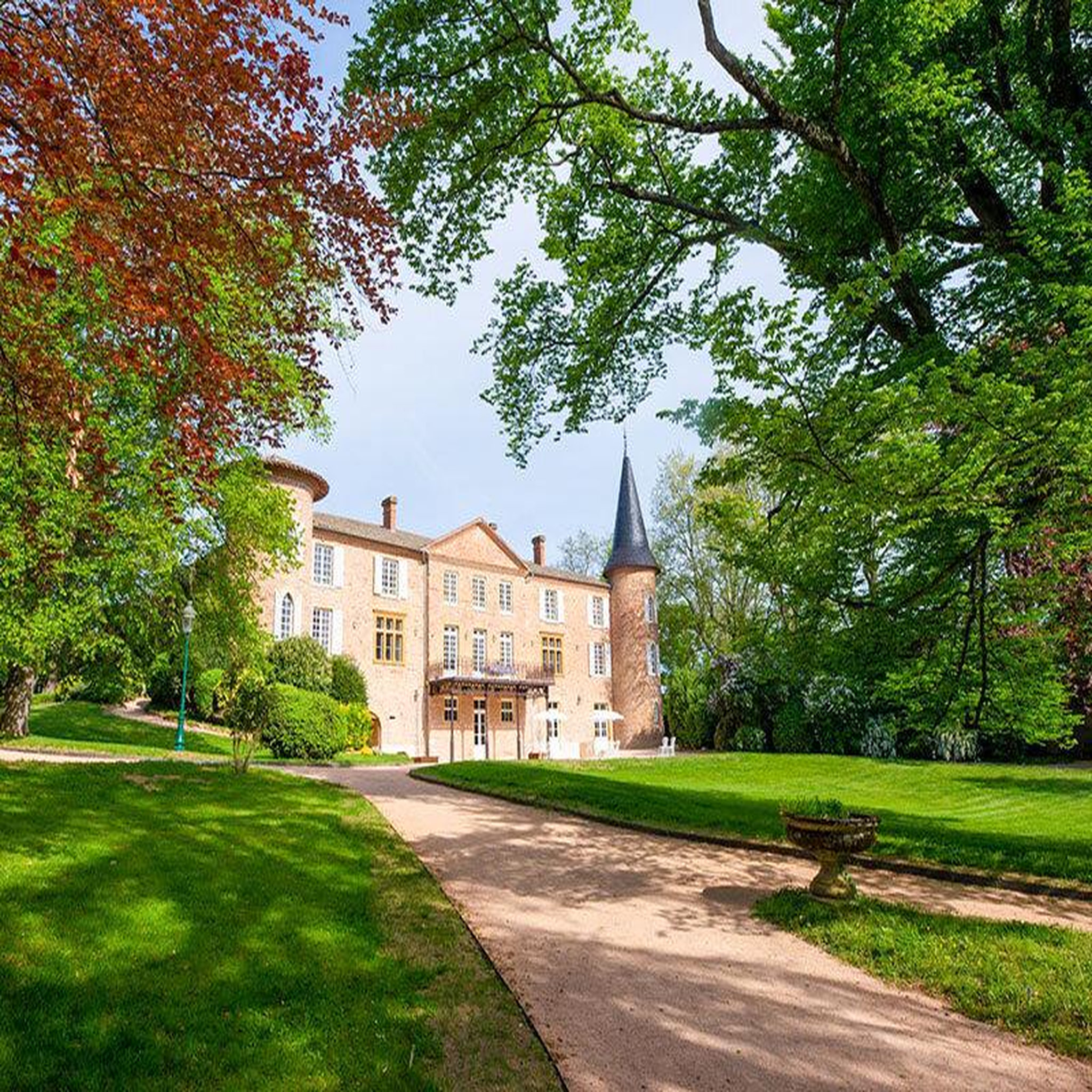 Voir la diapositive 3 : Smartbox Dégustation de 4 cuvées, balade et pique-nique pour 2 dans les jardins d'un château du beaujolais - coffret cadeau sport & aventure