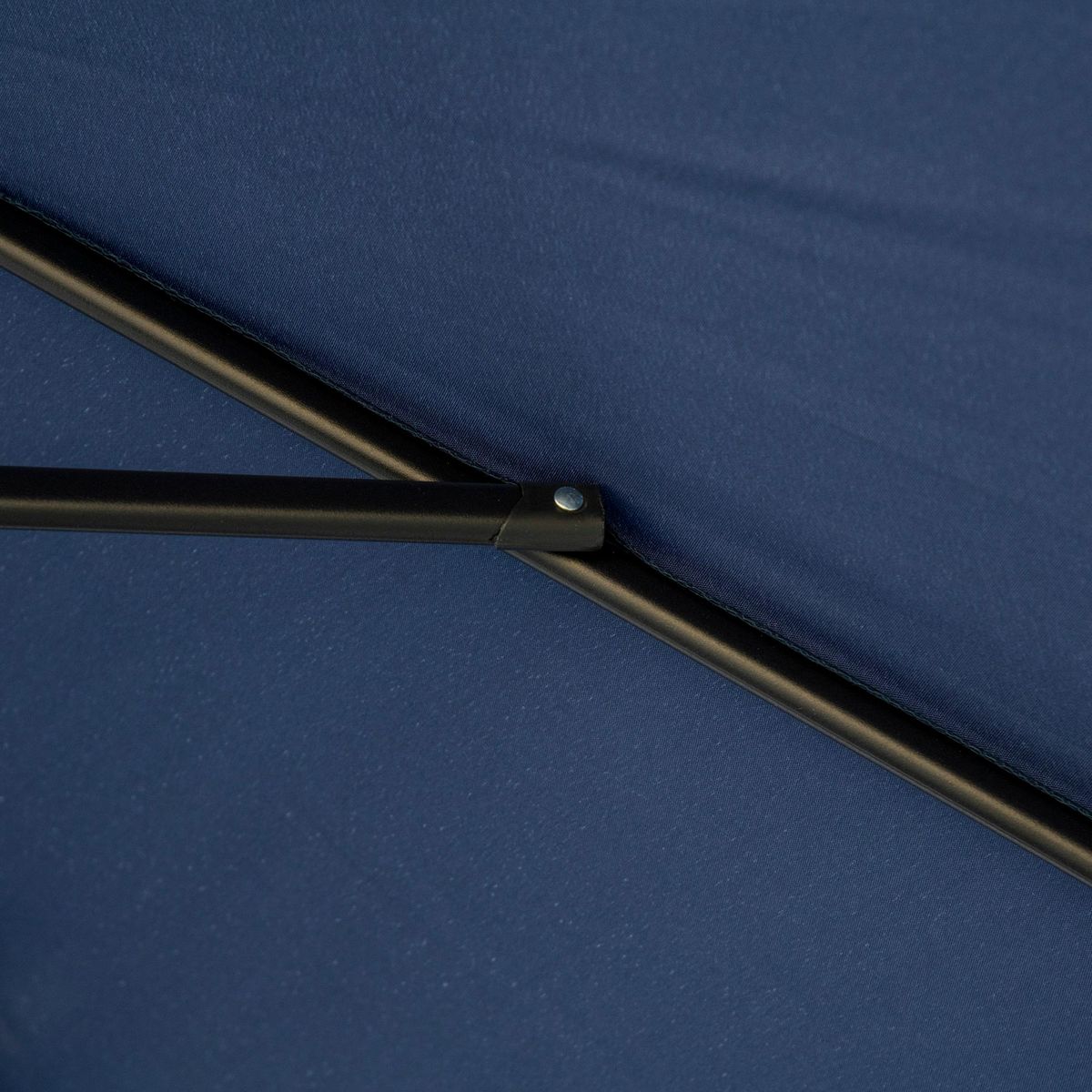 OUTSUNNY Parasol octogonal inclinable Ø 2,68 x 2,32H m mât acier noir polyester haute densité 180 g/m² bleu nuit