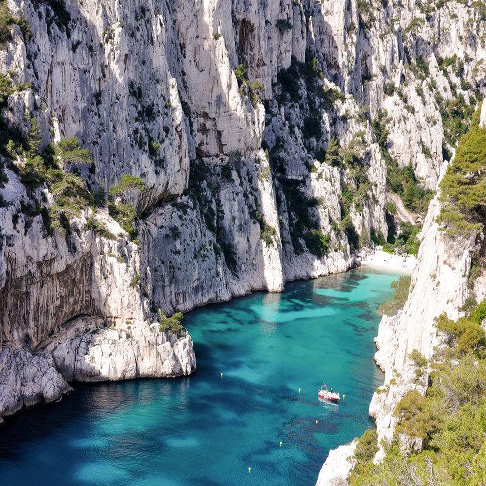 Voir la diapositive 3 : Smartbox Excursion en bateau de 3h en matinée dans le Parc national des calanques avec rosé - Coffret Cadeau Sport & Aventure