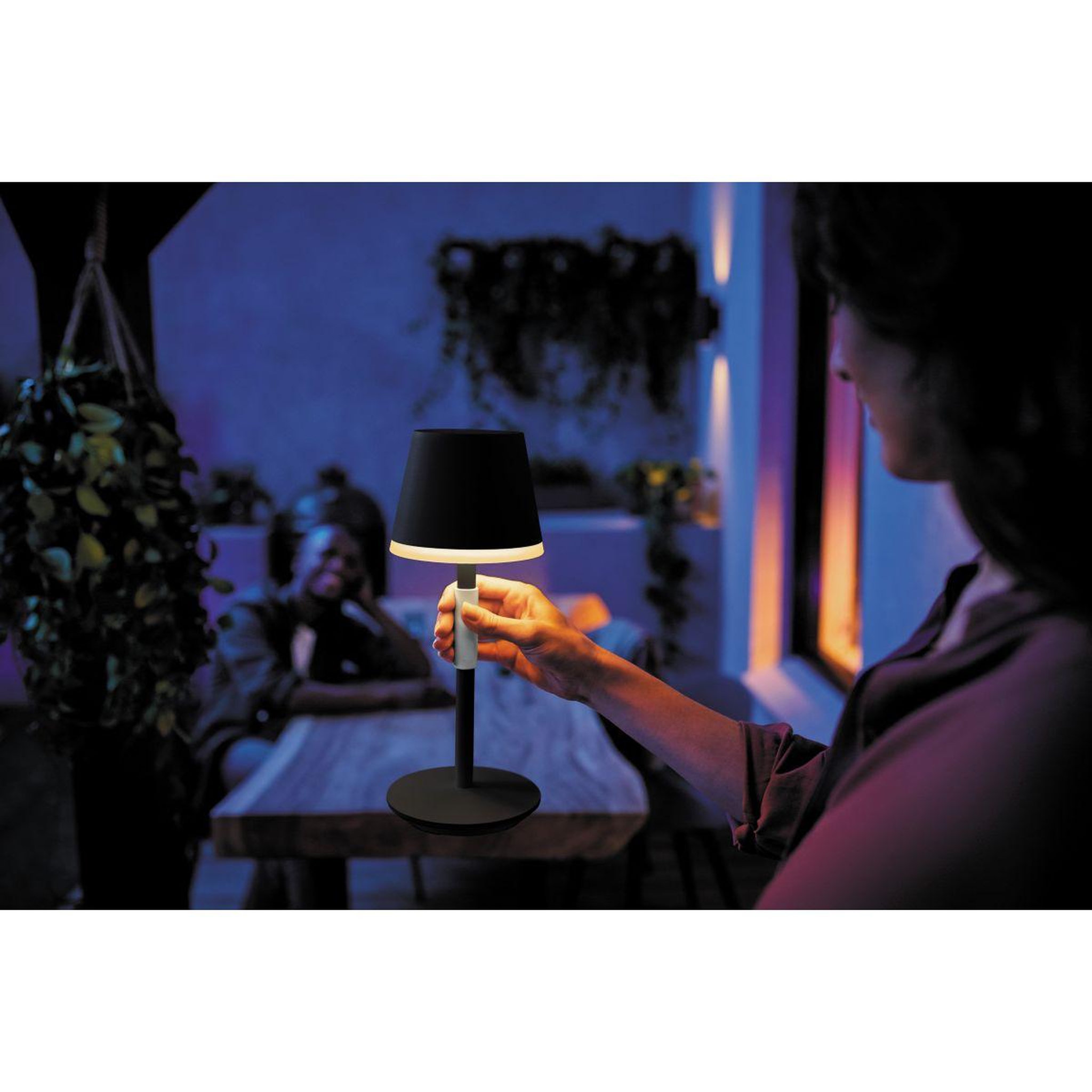 Voir la diapositive 4 : PHILIPS HUE Lampe connectée GO Noir White&Color Ambiance