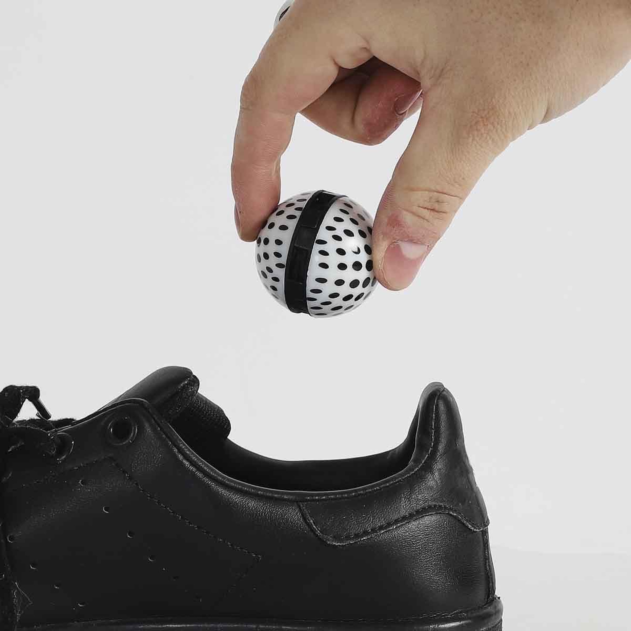 Voir la diapositive 3 : Je cherche une idee Lot de 2 boules désodorisantes  chaussures  3cm gris