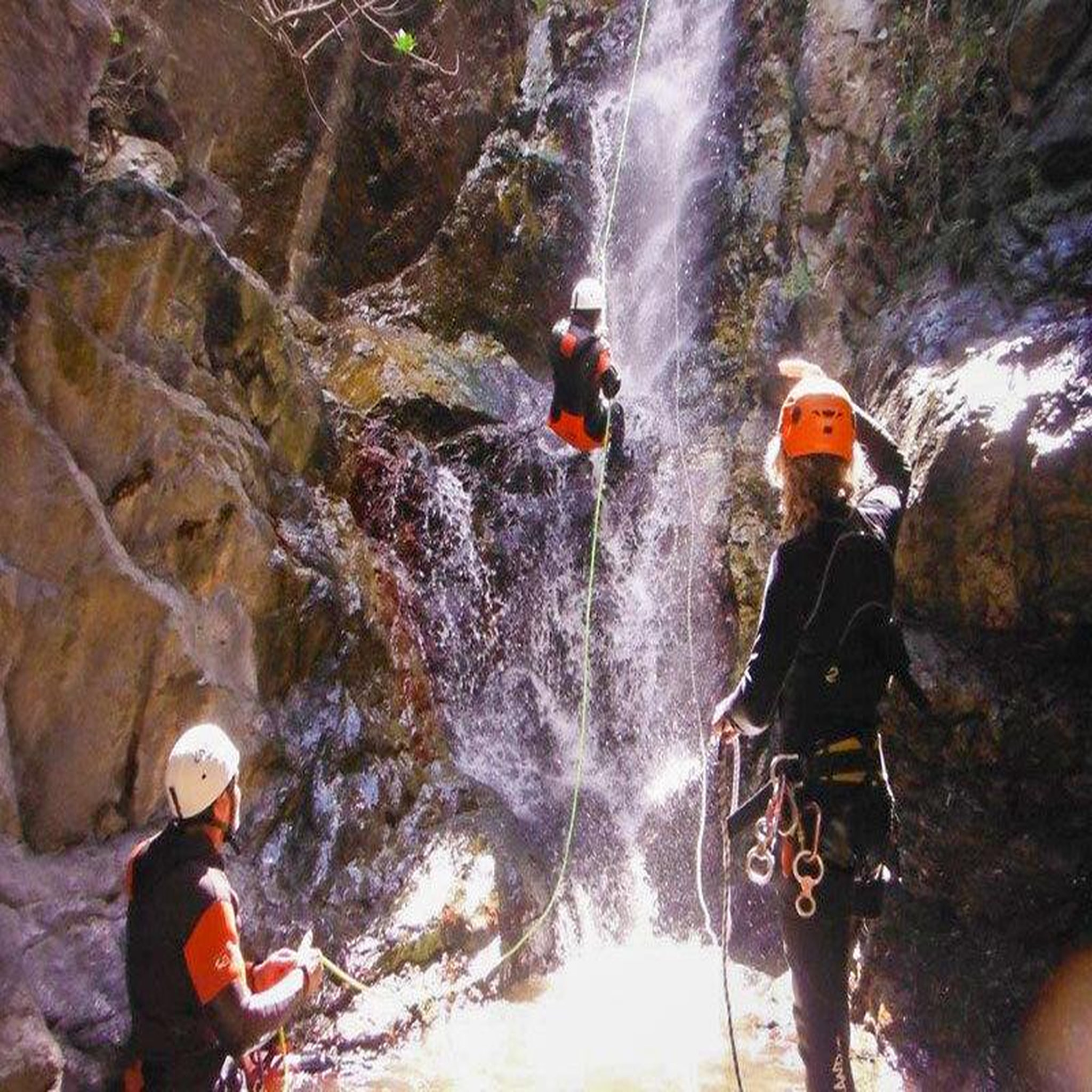 Voir la diapositive 4 : Smartbox Session de canyoning en eaux chaudes près de font-romeu pour 2 personnes - coffret cadeau sport & aventure
