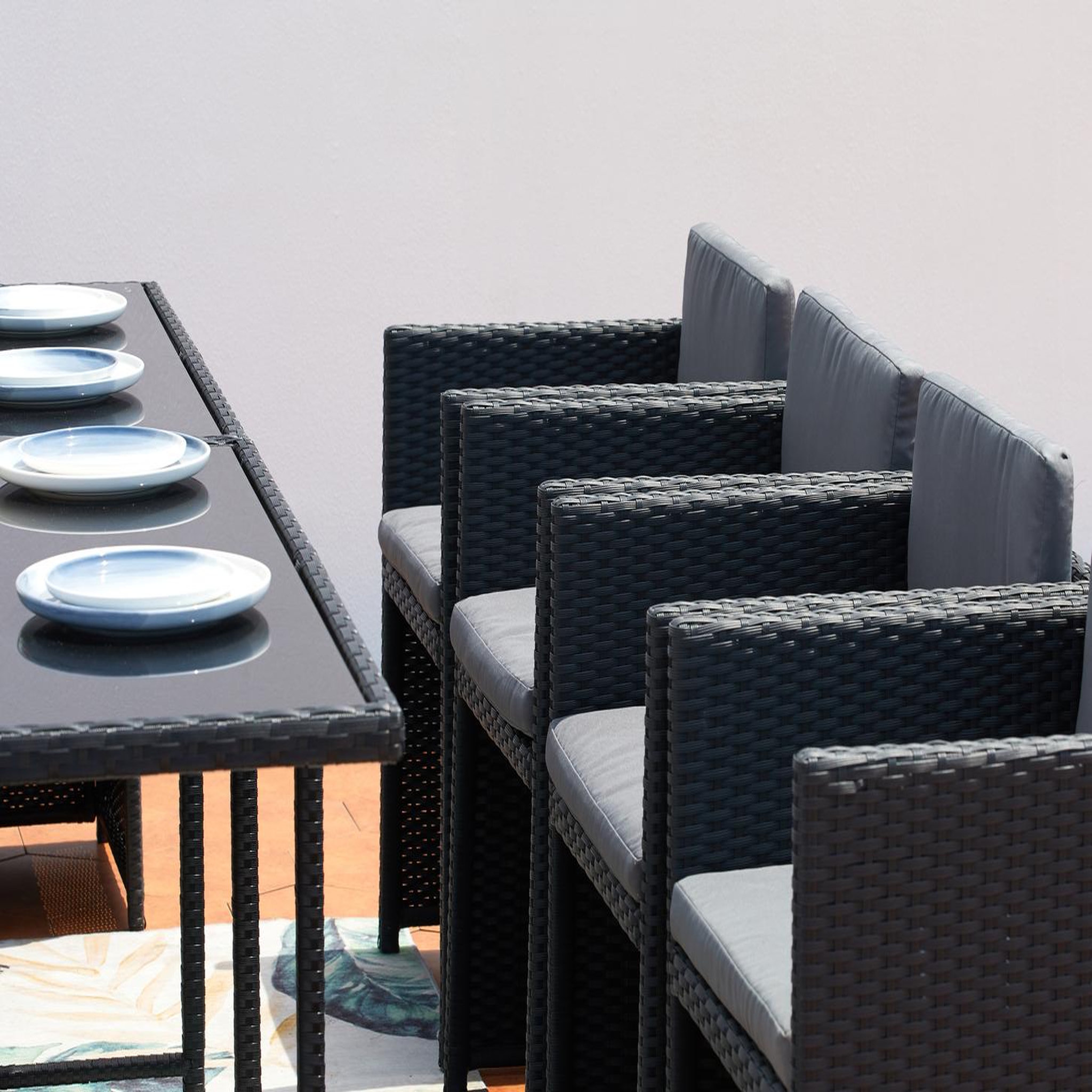Voir la diapositive 4 : CONCEPT USINE Table et chaises 6 places encastrables en résine noir-gris miami