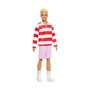 Voir la diapositive 2 : BARBIE Barbie - Poupée Ken Fashionistas avec haut a rayures rouges et short - Barbie - HYV01