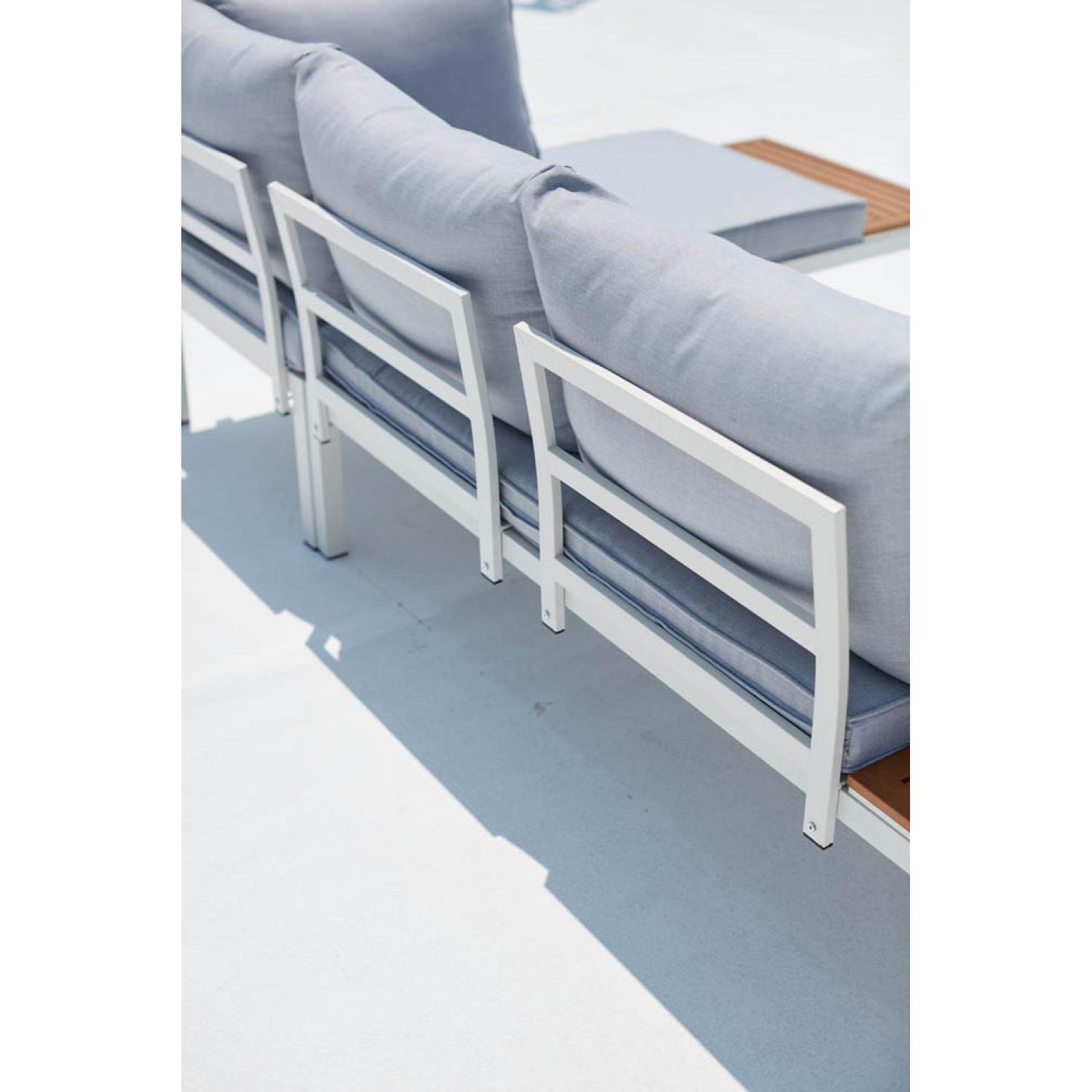 Voir la diapositive 6 : CONCEPT USINE Salon de jardin 4 places en aluminium et acier blanc et gris LOLEA